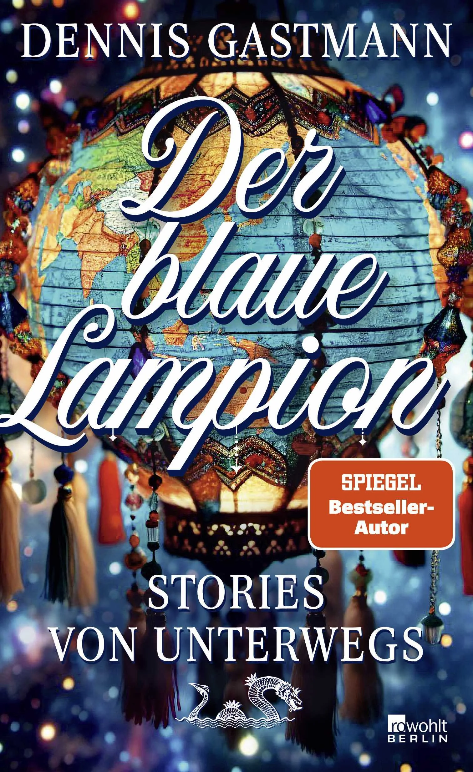 Die Welt ist groß, rund und leuchtend blau – und Dennis Gastmann hat sie erlebt. Mal in Streiflichtern, mal in aller Farbenpracht, mal wie im Fiebertraum von Andalusien bis Allahabad, von Sydney bis Swakopmund, von den tausend Lichtern Manhattans bis Mumbai, der Stadt der Träume und Albträume.In diesem Buch erzählt der erfahrene Reporter von seinen abenteuerlichen Reisen. Er zieht mit einem Goldsucher durch die australische Wüste, tanzt mit Finnlands bekanntestem Tangolehrer, philosophiert in Taiwan mit einem chinesischen Dissidenten über den Preis der Freiheit. In Indien kniet er vor dem Oberhaupt der Hijra, des dritten Geschlechts, in Kalifornien rollt er durch ein «Drive-thru-Funeral», in Südspanien begleitet er die Kutten tragenden Geldeintreiber des «Klosters der Kassierer» auf wenig gottesfürchtiger Mission. Gastmann besucht den «patriotischen Unterricht» an Putins früherer Grundschule, wo Kinder lernen, Kalaschnikows zu bedienen – und gerät in die Fänge des russischen Geheimdiensts. Leuchtende, berührende, bisweilen wahnwitzige Geschichten und Erlebnisse – rund um jene Kugel, die der liebe Gott für uns Menschen an den Nachthimmel gehängt hat: den blauen Lampion.
