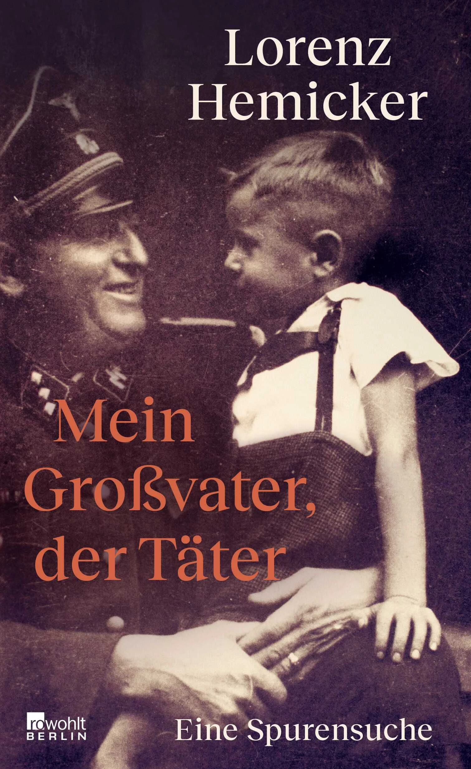 Im Spätherbst des Jahres 1941 ermorden die SS und ihre Helfer über 27000 Juden im Wald von Rumbula. Die Gruben, in denen die Menschen erschossen werden, konstruiert der SS-Offizier Ernst Hemicker. Verurteilt wird er dafür nie. Lorenz Hemicker wächst Jahrzehnte später mit einer vagen Ahnung auf, welches Verbrechens sich sein Großvater schuldig gemacht hat. Er kennt nur ein paar Sätze, die sein Vater bei jeder sich bietenden Gelegenheit im Freundes- und Bekanntenkreis wiederholt. Als beide nach Lettland reisen wollen, um mehr über die Taten von Ernst Hemicker zu erfahren, stirbt der Vater unerwartet. Für Lorenz Hemicker wird diese Zäsur der Beginn einer jahrelangen Suche nach den Spuren seines Großvaters. Sie führt ihn an den Ort des Massakers, zu Überlebenden des Holocaust in Riga und in die Tiefen deutscher Weltkriegsarchive. Dabei entsteht das Bild eines Mannes, der – wie viele andere mit ihm – vom Jedermann zum Täter wird und dessen Taten seinen Sohn und seinen Enkel noch lange über seinen Tod hinaus wie ein Schatten begleiten.Eine bewegende, fesselnd erzählte Recherche – mitten hinein ins Herz der Fragen von deutscher Schuld und dem Wissen darum in den Familien.