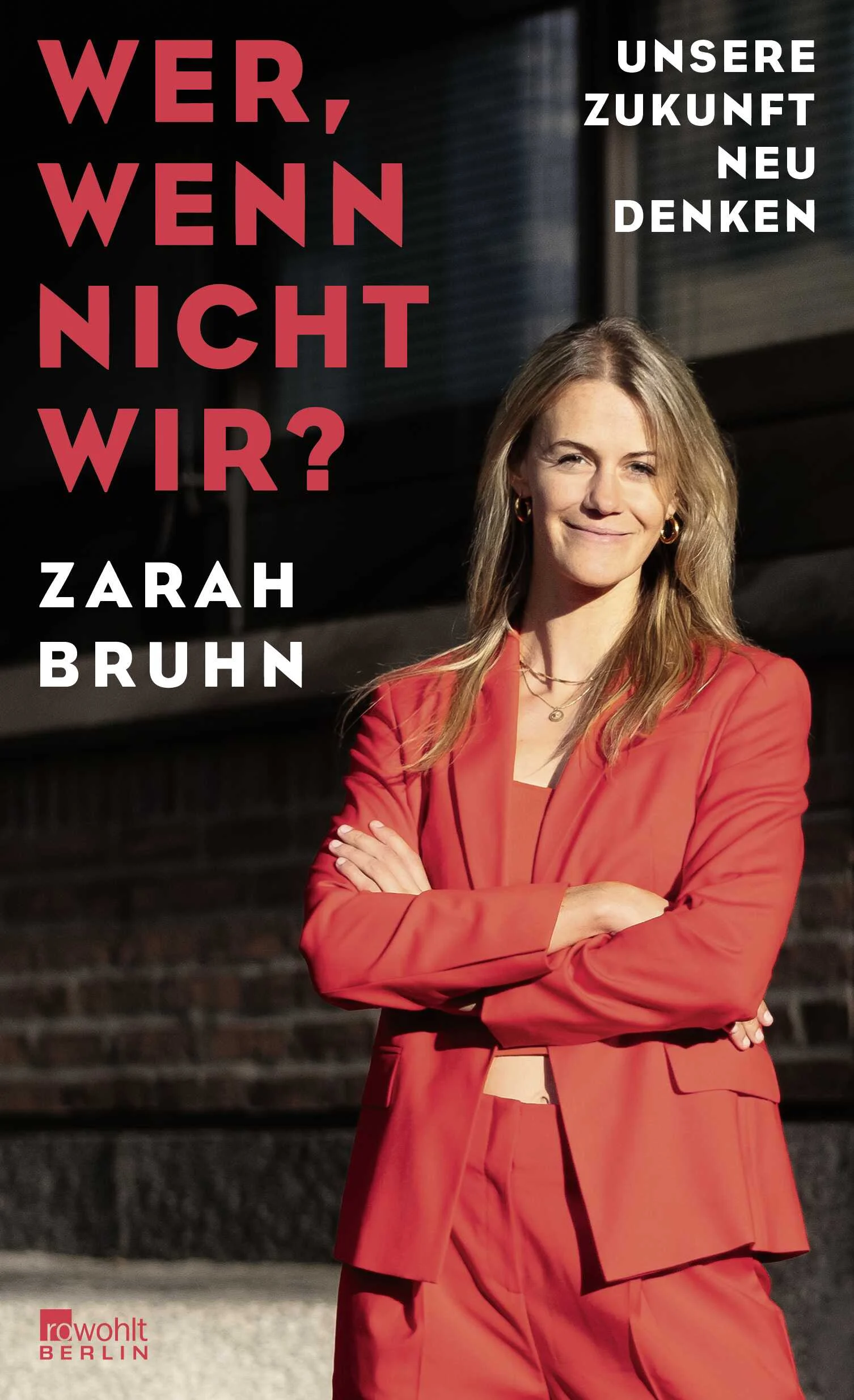 Wir müssen handeln – und wir können es auch! Zarah Bruhn wagt den mutigen Blick nach vorn und zeigt aus ihrer Erfahrung heraus konkrete Wege in die Welt von morgen auf. Sie macht sichtbar, wie viele Menschen bereits heute an der Lösung unserer gesellschaftlichen und ökologischen Herausforderungen arbeiten, und berichtet von ihren Begegnungen: vom Friedensnobelpreisträger bis zur CEO eines Dax-Unternehmens, von der genialen Superhackerin bis zu visionären Sozialarbeitern aus aller Welt. Sie haben Antworten. Sie sind innovativ. Sie sparen dem Staatshaushalt Milliarden. Und sie können uns Vorbilder sein. Mit Weitblick analysiert Bruhn die Lage unseres Landes und erklärt, wie sich Wirtschaft und Soziales auf neue Weise zusammendenken lassen: Sie hinterfragt unsere Definition von Wert und führt vor, wie sich unser Wirtschaften auf den gesellschaftlichen Mehrwert hin ausrichten lässt, sie macht Vorschläge, wie wir Politik und Behörden mobilisieren können, und sie verdeutlicht, wie viel jede und jeder Einzelne von uns bewirken kann. Zarah Bruhn liefert uns eine neue, gemeinsame Vision für die Zukunft. Ein mitreißendes und inspirierend positives Plädoyer gegen die Ohnmacht.