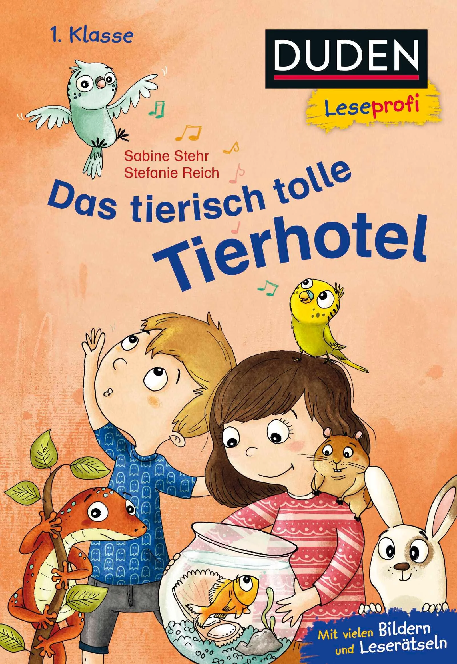 Eine witzige Tiergeschichte für Erstleser*innen ab der 1. KlasseIn extragroßer Fibelschrift für LeseanfängerMit kurzen, kindgerechten Sätzen und SinnumbrüchenWitzige Geschichte über Tierliebe und Tierpflege zum ersten Selberlesen ab 6 JahrenMit kleinen, abwechslungsreichen Rätseln für jede Menge LesespaßBei Antolin mit Lesequiz gelistet und von einer pädagogischen Fachberatung geprüftFerienzeit ist Urlaubszeit – zumindest für Kimis Freundin Ella. Er selbst bleibt zu Hause, genau wie Hamster Mopsi und die Vögel Zick und Zack. Warum die Zeit also nicht zusammen mit den Fell-Freunden verbringen? Gedacht, getan! Kimi eröffnet kurzerhand ein Tierhotel und kann sich vor neuen Gästen kaum retten. Ein tierisch tolles Abenteuer zum Lesestart.Das tierisch tolle Tierhotel− Diese Erstlesegeschichte für alle Tier-Fans ab 6 Jahren mit vielen bunten Bildern aus der DUDEN Leseprofireihe ist das perfekte Geschenk zum Schulanfang oder für die Schultüte. Der Text ist genau auf die Bedürfnisse der Jungen und Mädchen zugeschnitten. So erleben Kinder im Grundschulalter schnell motivierende Erfolge und werden für das Lesen begeistert. Die Leserätsel zur Sicherung des Textverständnisses begleiten dabei beim Lesen. Spielerisch wird somit die Lesekompetenz gefördert und das Lesen lernen zum Kinderspiel.Duden – von Anfang an richtig! Lesenlernen leicht gemacht: So geht zeitgemäße Leseförderung.