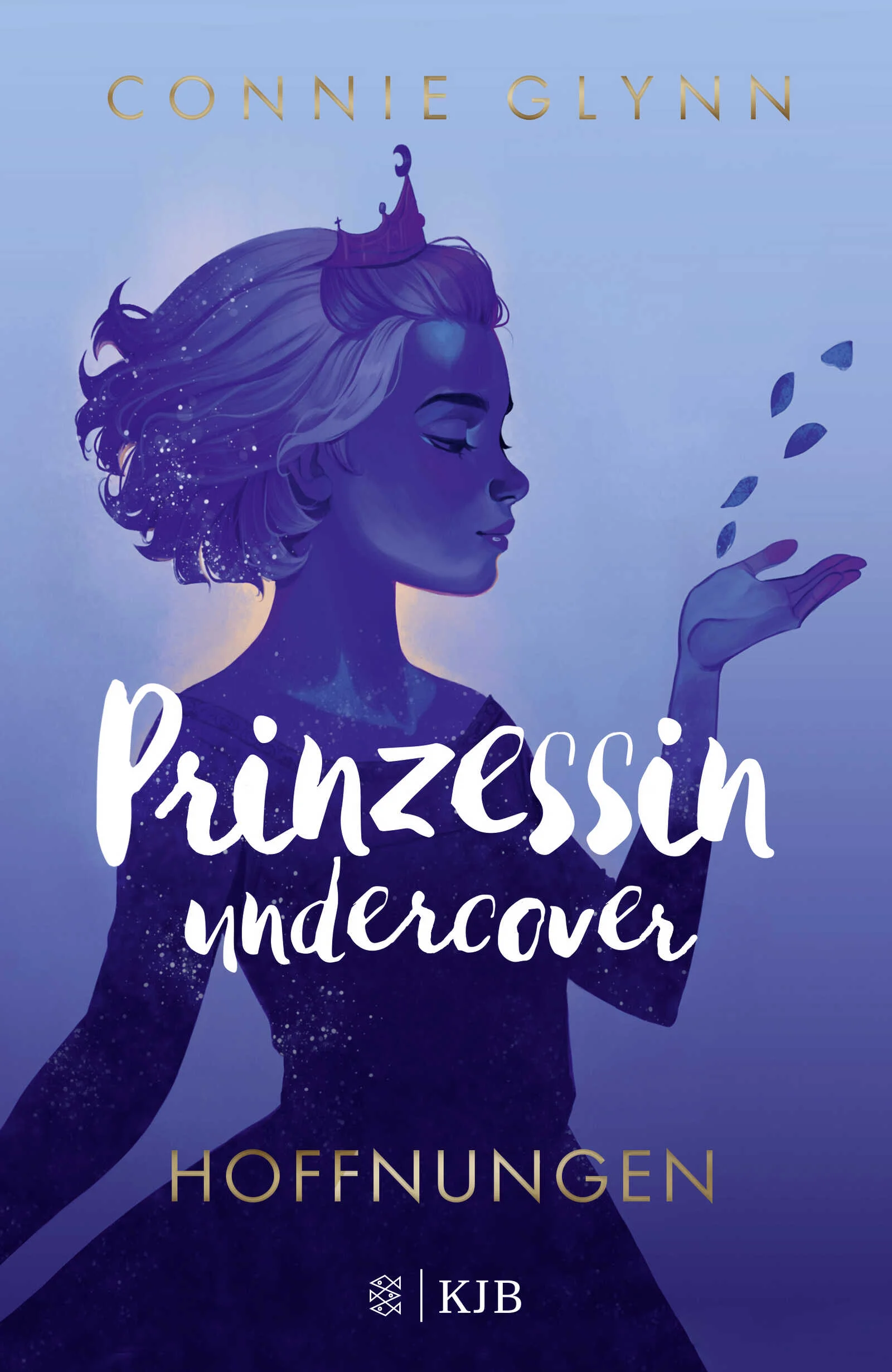 Das vierte royale Abenteuer der »Prinzessin undercover« von Connie Glynn – spannend, romantisch und geheimnisvollMehr als zwei Jahre sind vergangen, seit Lottie auf das exklusive Internat Rosewood Hall gekommen ist und die Rolle der Prinzessin von Maradova eingenommen hat, um die echte Prinzessin Ellie zu schützen. Schon mehrfach sind Lottie und Ellie den Anschlagsversuchen der Geheimorganisation Leviathan nur knapp entkommen, und Lottie wird allmählich klar: Es muss eine gefährliche Verbindung zwischen Leviathan und der Königsfamilie geben. Welche Rolle spielt ihr Bodyguard Jamie in Wirklichkeit? Und welches Geheimnis verbirgt Ellies Vater, der König? Lottie und Ellie können nur hoffen, dass die Enthüllungen ihre Freundschaft nicht zerstören ...Wunderschön ausgestattetes Hardcover mit Goldfolie und »königlichem« VorsatzpapierAlle Bände der Serie »Prinzessin undercover«:Band 1: GeheimnisseBand 2: EnthüllungenBand 3: EntscheidungenBand 4: HoffnungenBand 5: Versprechen (erscheint im Sommer 2022)