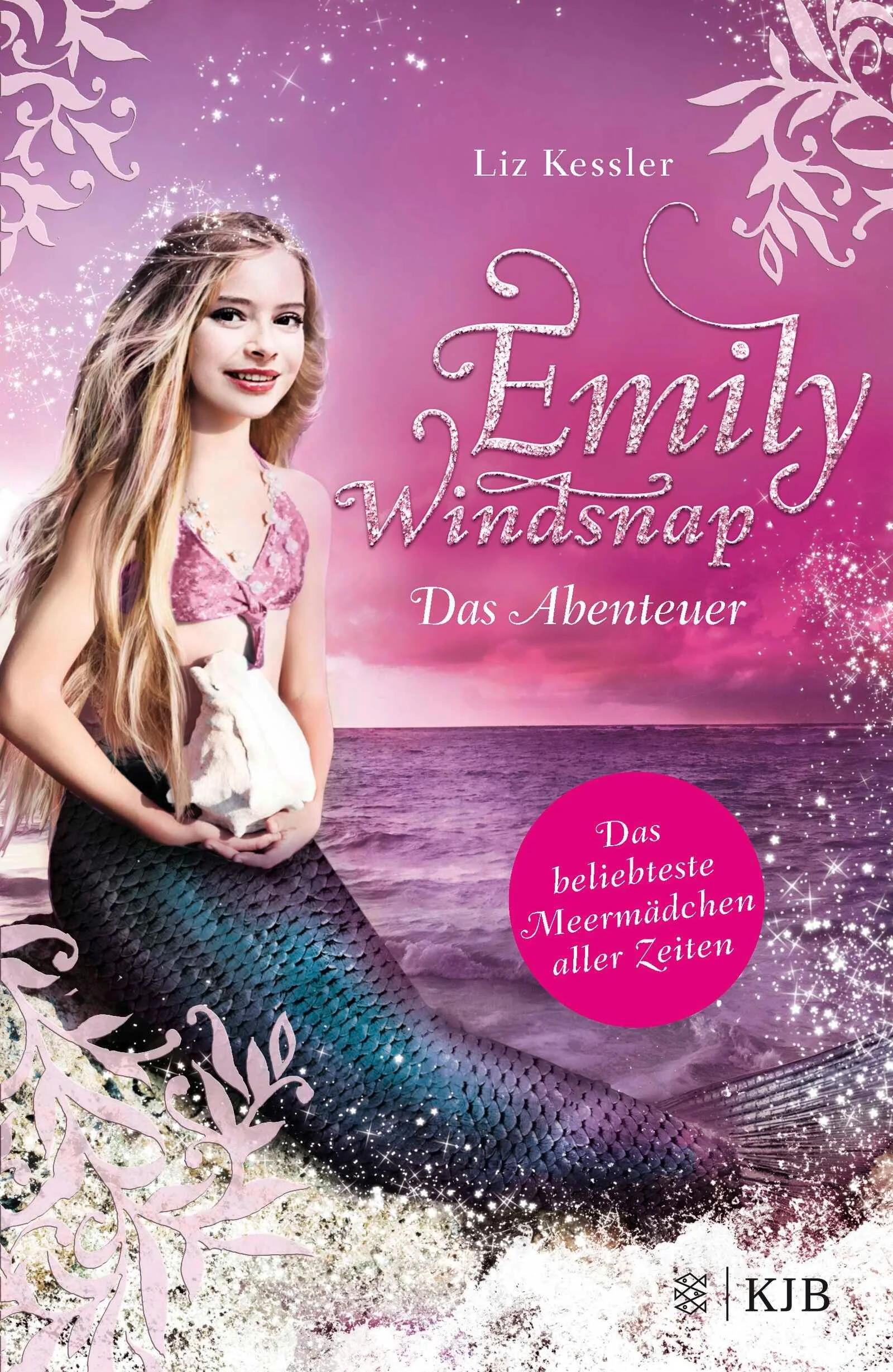 Emily Windsnap hat ein großes Geheimnis: Sie ist halb Mensch, halb Meermädchen!Emily lebt mit ihren Eltern auf einer tropischen Insel mitten im Bermudadreieck. Hier kann sie ein Meermädchen sein und alle finden es ganz normal. Zusammen mit ihrer besten Freundin Shona besucht sie eine Nixenschule und erkundet die Umgebung. Doch dann lassen sie aus Versehen einen riesigen und sehr wütenden Kraken frei … Alle Bände der Emily-Serie:Emily Windsnap - Das Geheimnis (Band 1)Emily Windsnap - Das Abenteuer (Band 2)Emily Windsnap - Die Entdeckung (Band 3)Emily Windsnap - Die Rückkehr (Band 4)Emily Windsnap - Die Reise (Band 5)Emily Windsnap - Die Bestimmung (Band 6)