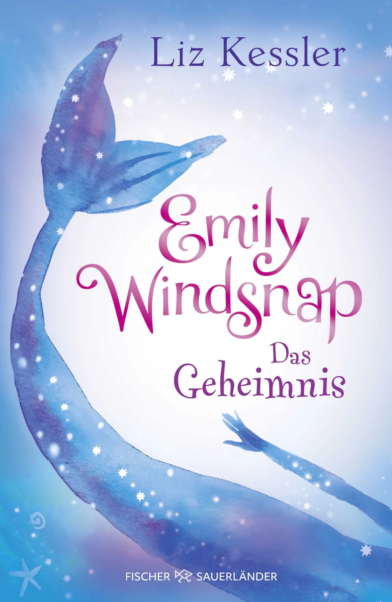 Emily Windsnap hat ein großes Geheimnis: Sie ist halb Mensch, halb Meermädchen!Der erste Band der Bestsellerreihe von Liz Kessler für alle Meerjungfrauenfans ab 9 Jahren – jetzt in neuer Ausstattung mit zauberhaften IllustrationenEmily lebt mit ihrer Mutter auf einem Segelboot am Meer, aber sie war noch nie im Wasser. Als sie endlich einen Schwimmkurs besuchen darf, fühlt sie sich wie in ihrem Element – aber da ist auch ein seltsames Ziehen in den Beinen. Als sie nachts heimlich schwimmen geht, passiert es dann: Emily wird zu einem Meermädchen! Natürlich darf das keiner erfahren. Heimlich macht Emily sich auf, die faszinierende Welt unter Wasser zu erkunden. Alle Bände der Serie: Emily Windsnap - Das Geheimnis (Band 1) Emily Windsnap - Das Abenteuer (Band 2) Emily Windsnap - Die Entdeckung (Band 3) Emily Windsnap - Die Rückkehr (Band 4) Emily Windsnap - Die Reise (Band 5) Emily Windsnap - Die Bestimmung (Band 6)Alle Bände bei Antolin gelistet