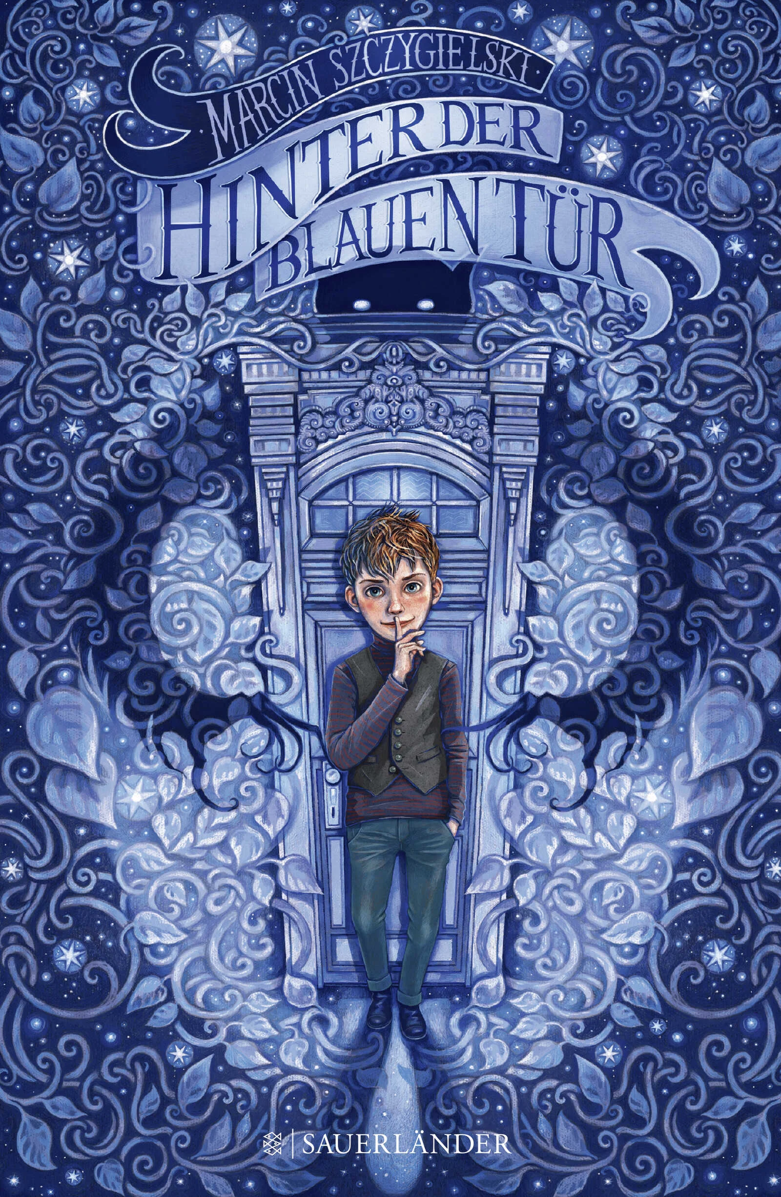 Anklopfen auf eigene Gefahr! – Ein nervenkitzliges Fantasy-Abenteuer mit raffinierten Wendungen und einer Prise GruselLukasz weiß gar nicht, wie ihm geschieht: Auf einmal taucht da eine Frau auf und behauptet, sie sei seine Tante. Und weil Lukasz‘ Mama im Krankenhaus liegt, nimmt die Fremde Lukasz kurzerhand gleich mit. Ehe Lukasz sich versieht, landet er in ihrer kleinen und ziemlich heruntergekommenen Pension irgendwo auf dem Land. Ganz geheuer ist ihm nicht bei der ganzen Sache – und seine Ahnung soll Lukasz auch tatsächlich nicht trügen. Denn als er auf seinen Streifzügen durch die Pension die blaue Tür entdeckt und herausfindet, was dahintersteckt, landet Lukasz im größten Abenteuer seines Lebens: Hinter der geheimnisvollen Tür tut sich eine magische, silbrig schimmernde Welt auf, die von sonderbaren Schlangenvögeln und einem Schneider mit magischen Kräften beseelt wird. So friedlich, wie sie wirkt, ist die Welt hinter der Tür jedoch nicht – ganz im Gegenteil: Als Lukasz ein Silberfädchen mit in seine Welt nimmt, geschieht das Schreckliche: Seine Tante verwandelt sich in ein spinnenartiges Monster. Und es gibt nur eine Möglichkeit, sie zu retten – Lukasz muss zurück in die Silberwelt und das Böse besiegen.