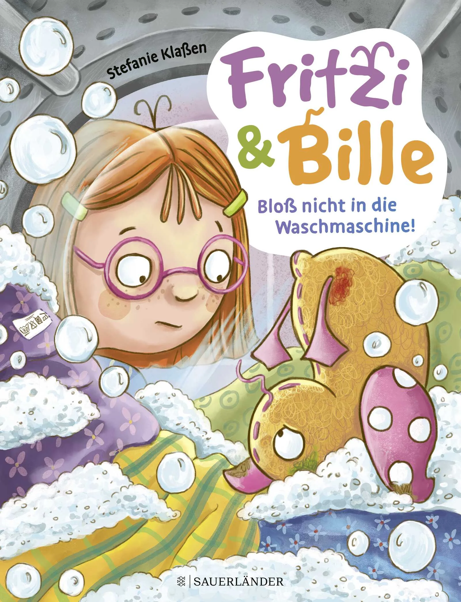 Wenn Kuscheltiere in die Waschmaschine müssen ...Fritzi und ihre Kuschelente Bille stapfen gemeinsam durch alle Höhen und Tiefen des Kinderalltags. Ob Zähne putzen, mit dem Fahrrad durch Pfützen sausen, Erdbeeren futtern oder mit Papa Pizza backen. Bille ist immer dabei - und hat schon wieder jede Menge Flecken am Fell. Da hilft nur eins - ab in die Waschmaschine! Bille mag das nicht. Vom vielen Schaum wird ihr schlecht. Und dieses Mal ist der Schleudergang besonders schlimm. Eine Naht platzt und Bille verliert fast ihre ganze Füllung. Wie gut, dass Oma sofort erste Hilfe leisten kann ...Lustige Kommentare zu den detailreichen Illustrationen bieten viel Anlass zum Erzählen und machen dieses Bilderbuch zu einem großen Spaß für Groß und Klein. 