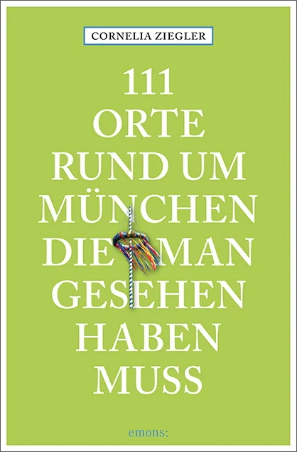 Um München herum gibt es eine unerforschte Terra Incognita. Cornelia Ziegler hat sich in die unbekannte Welt gewagt, nach Wächterhof, Cincinatti, Hallbergmoos oder Gräfelfing. Und Erstaunliches gefunden. Den Felsen mit dem Häuptling der Indianer, den Fluss Ohio, die sieben Hügel und den Goldschatz von der Messestadt West. Sie war beim heiligen Ibis und bekam den Tunnelblick. Sie war dort, wo Opium angebaut wurde, und staunte über eine lange Formel an einer Gebäudefront. Sie war da, wo kaum einer hingeht. Da, wo die Mauer steht, und dort, wo die Vermessung Bayerns begonnen hat. Folgen Sie ihr zu den 111 unbekannten Orten rund um München, die einen Ausflug wert sind.