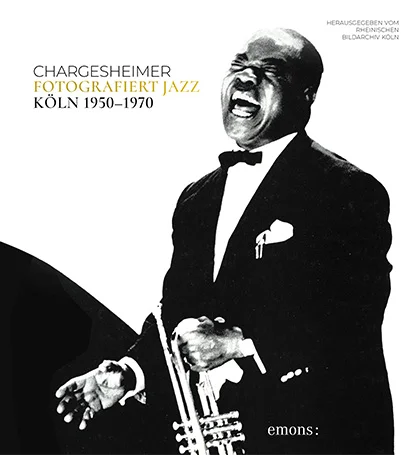Chargesheimer und der Jazz Zwischen 1950 und 1970 fotografierte der Kölner Fotograf Chargesheimer Kölner Jazzveranstaltungen mit großartigen Musikern. Seine Bilder eröffnen ein spannendes Kapitel der Kölner Jazzgeschichte vom Cool Jazz der 50er Jahre bis hin zur Musik der großen Kölner Jazz-Big-Bands in den 60er Jahren des 20. Jahrhunderts. Chargesheimer fertigte eindringliche Porträts von Musikern und ihren Auftritten in Kölner Jazzlokalen, begleitete sie bei Studioaufnahmen, schuf Vorlagen für Plakate und Plattencover. Rund 600 Negative befinden sich heute im Rheinischen Bildarchiv, von denen ein großer Teil in diesem modern gestalteten Bildband erstmals veröffentlicht wird.
