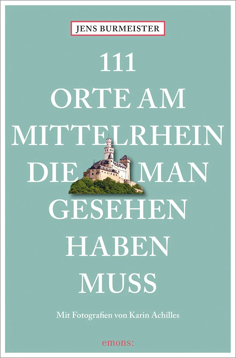 Weltkulturerbe mal anders Zwischen Bingen und Bonn liegt das Mittelrheintal, dessen südlicher Teil von der UNESCO zum Weltkulturerbe ernannt wurde. Hier kann man sich von der Loreley betören lassen, die Burgen und Schlösser besichtigen oder mit einem Glas Riesling anstoßen. Aber auch ein Blick hinter die rheinromantische Kulisse ist spannend, so haben zum Beispiel der König von Andorra, Rockefeller, der Wasser-Pitter und sogar ein schwedischer Vampir ihre Spuren hinterlassen. Dieses Buch bringt Sie an 111 Orte, die Ihren Blick auf das romantische Tal schärfen und erweitern werden.