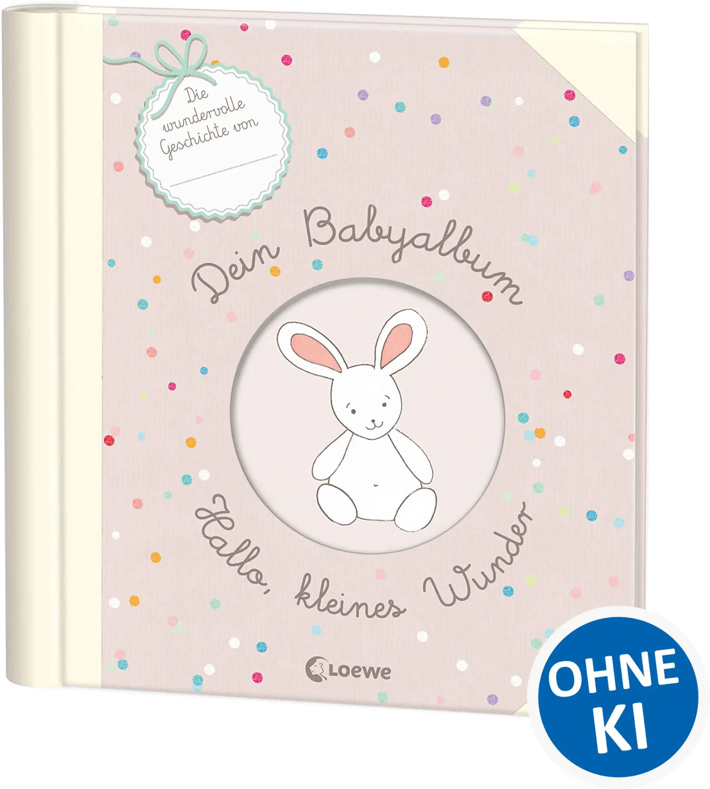 Loewe-Bücher: garantiert ohne KI + Wunderschöne farbige Illustrationen + Viel Platz zum Eintragen + Durch Schwangerschaft und die ersten Monate + Das Babyalbum zum Eintragen, Gestalten und Erinnern. Für dich und für uns sind in diesem Album unvergessliche Momente festgehalten: deine Geburt, dein erstes Bad, dein erstes Lächeln … Persönliche Einträge, zahlreiche Fotos und kleine Schätze machen dieses Erinnerungsbuch zu einem einmaligen Andenken. In diesem einzigartigen Babyalbum können Eltern zahlreiche Fotos einkleben und besondere Anekdoten hineinschreiben, um sich an die ersten Tage ihres Kinders für immer zu erinnern. Mit seinen vielen Überraschungen ist es hervorragend als Geschenk zur Geburt geeignet, denn es enthält einen Stammbaum für die Familie, ein Maßband zum Aufhängen, Pop-up-Elemente, leichte Bastelideen und noch viel mehr.