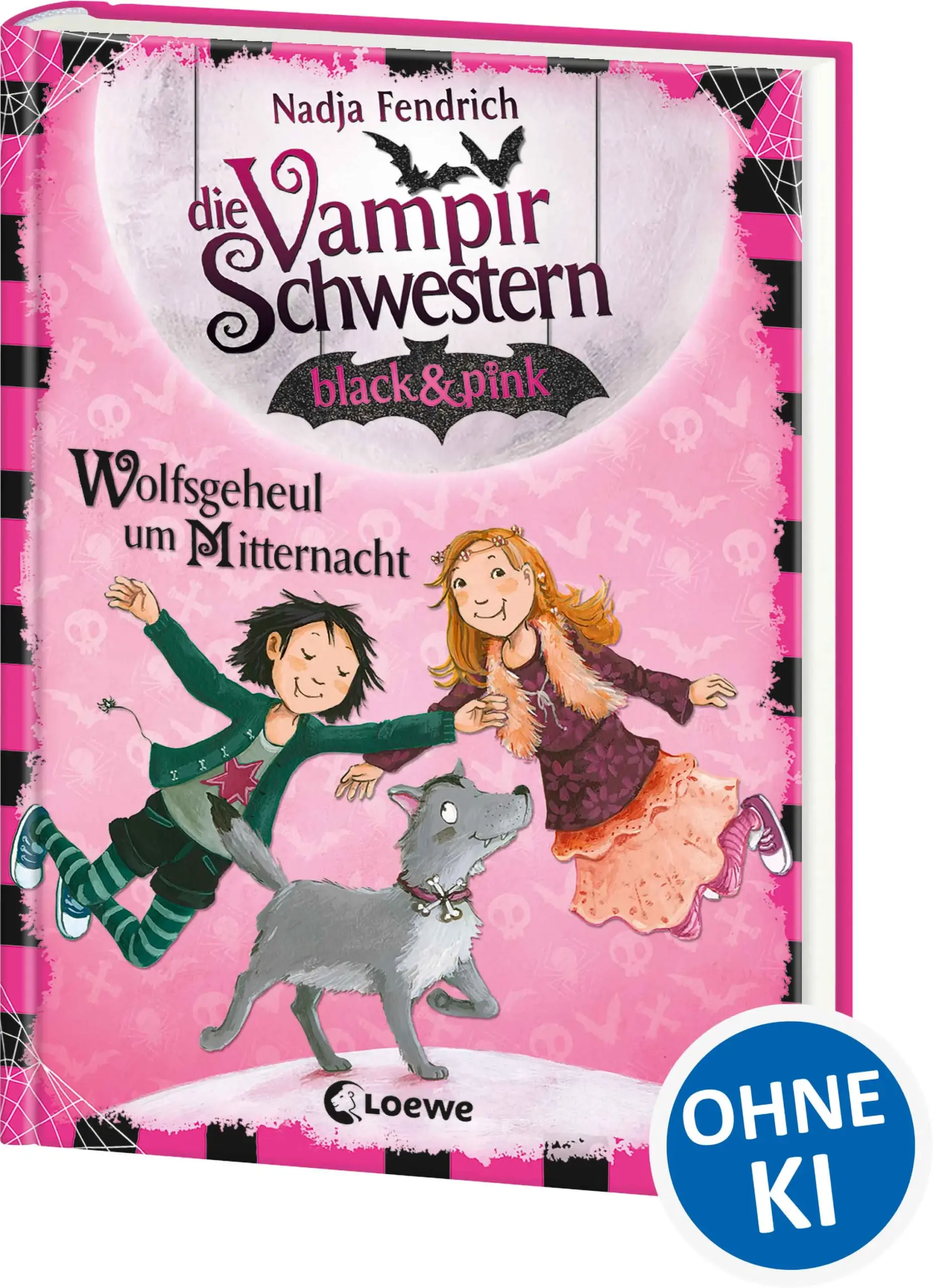 Zwillinge wie Nacht und Abendrot Silvania und Daka sind Zwillinge - und echte Halbvampire aus Transsilvanien! Doch Daka wäre lieber ein Vollblutvampir und Silvania lieber ein ganz normaler Mensch. In einem Punkt sind sich die Vampirschwestern allerdings einig: Ein Leben unter Menschen ist gar nicht so einfach …So ein Mist! Die Vampirschwestern müssen mit zu einer großen Familienfeier ins Schlosshotel. Dort darf man weder fliegen noch flopsen oder andere coole Vampirsachen machen. Vor lauter Langeweile freunden sich die Mädchen sogar mit einem Jungen an. Doch Lupo scheint ein Geheimnis zu haben. Er benimmt sich merkwürdig, sobald es dunkel wird … Die Vampirschwestern sind zurück! Neue und vampirisch spannende Abenteuer für alle Fans und Neueinsteiger! Die Vorgeschichte zur erfolgreichen Kinderbuchreihe mit lustigen Illustrationen in schwarz und pink für Mädchen ab 8 Jahren. Dieser Titel ist bei Antolin gelistet.