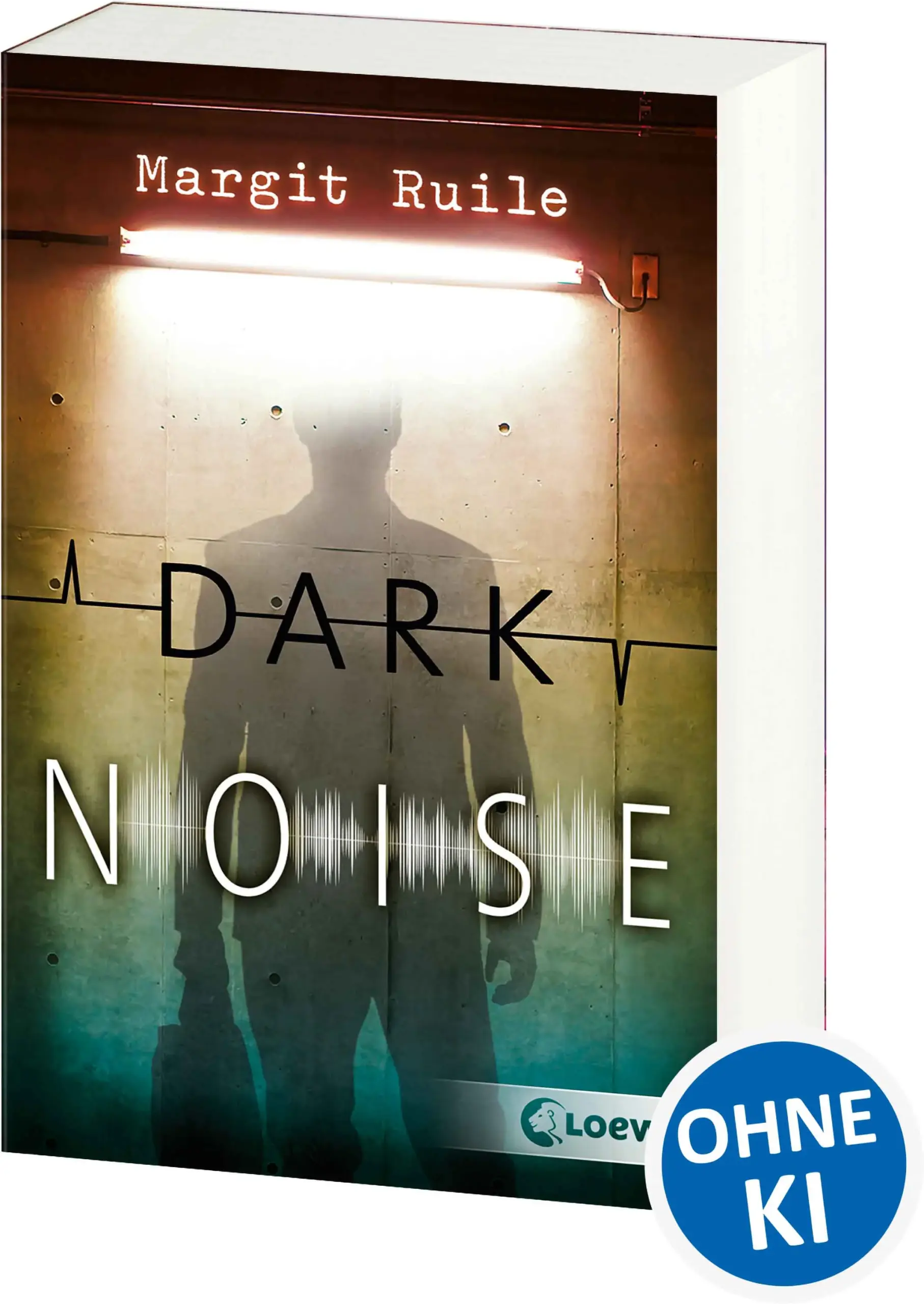 Loewe-Bücher: garantiert ohne KI Nicht erst seit Jan Böhmermanns Varoufakis-Video wissen wir, wie gut professionelle Bildbearbeiter unsere Wirklichkeit manipulieren können. Was passiert, wenn Menschen digital einfach ausgelöscht oder ausgetauscht werden? Margit Ruile wirft in ihrem packenden All-Age-Thriller existentielle Fragen unserer Gegenwart auf. Zafer arbeitet als freiberuflicher Bildretuscheur. Und er ist der Beste. Er kann sogar die Wassertropfen auf einer Sektflasche so täuschend echt nachbilden, dass der Betrachter seiner Filmsequenzen glaubt, er würde sich darin spiegeln. Einen Mann in das Überwachungsvideo einer Tiefgarage einzufügen ist dagegen ein Kinderspiel. Merkwürdig ist nur, dass dieser Auftrag anonym war. Tage später erkennt Zafer durch Zufall eines seiner Videos in den Nachrichten über einen Journalistenmord wieder. Es zeigt, wie der mutmaßliche Täter den Tatort, eine Tiefgarage, verlässt. In Wirklichkeit ist der Mann nie dort gewesen. Aber das weiß nur Zafer.