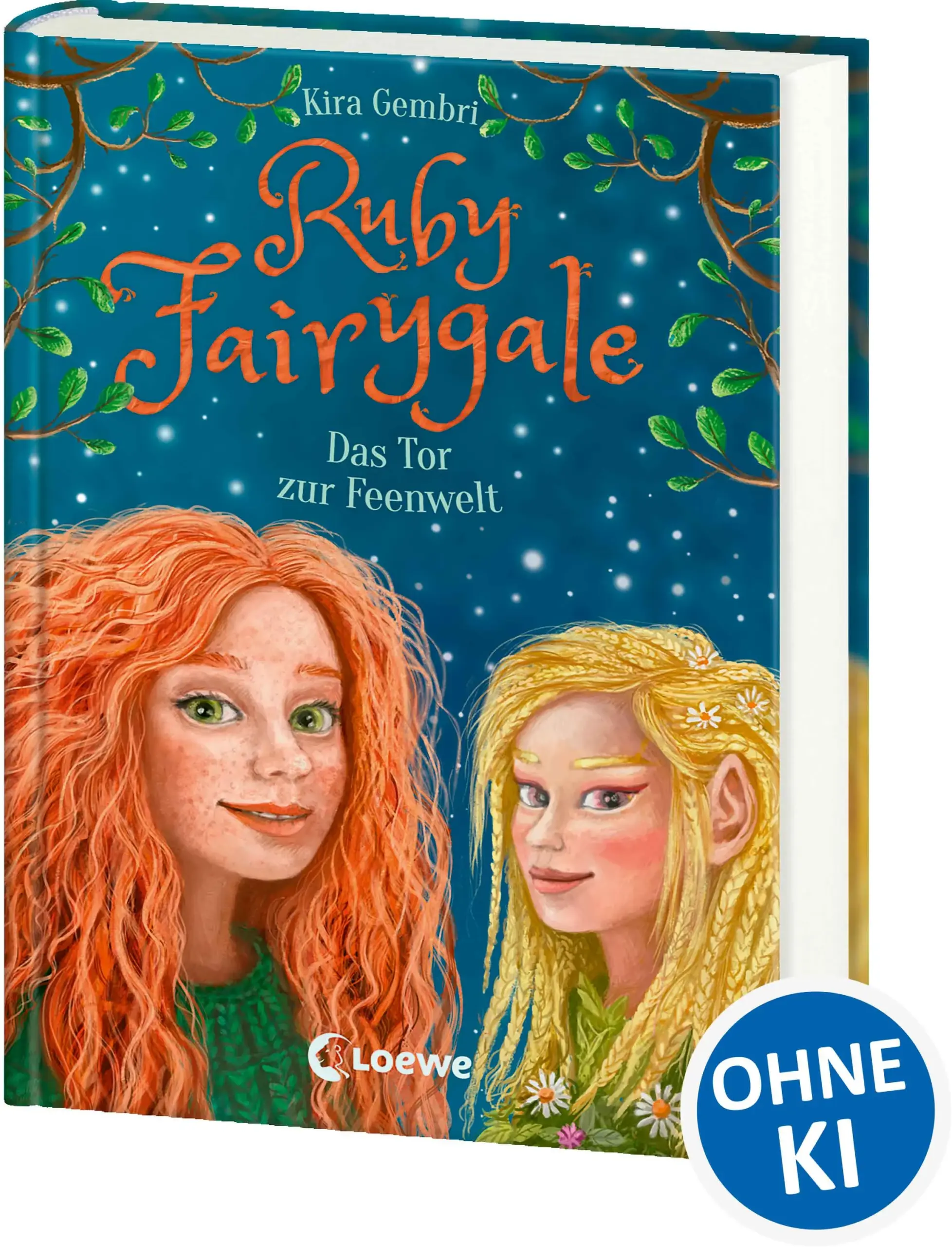 Loewe-Bücher: garantiert ohne KI Band 4 der spannenden Fantasyreihe zum Eintauchen in eine andere Welt … Noah hat eine Einladung in die Feenwelt bekommen! Klar, dass Ruby ihren besten Freund dorthin begleitet. Doch die beiden erwartet eine böse Überraschung: Der Hohe Rat der Feen begegnet ihnen äußerst misstrauisch. Ruby und Noah müssen unbedingt beweisen, dass die Fabelwesen auf ihrer Pflegestation bestens aufgehoben sind! Als sich plötzlich immer mehr Banshees, Feen und Kobolde auf Patch Island tummeln, gerät die Lage allmählich außer Kontrolle … Im vierten Band dieser Fantasy-Reihe wartet ein neues Abenteuer auf Ruby und ihre Freunde. Voller Fantasie und untermalt von stimmungsvollen Illustrationen erzählt Bestseller-Autorin Kira Gembri die Fortsetzung der Geschichte für Kinder ab 10 Jahren. Der Titel ist auf Antolin gelistet.
