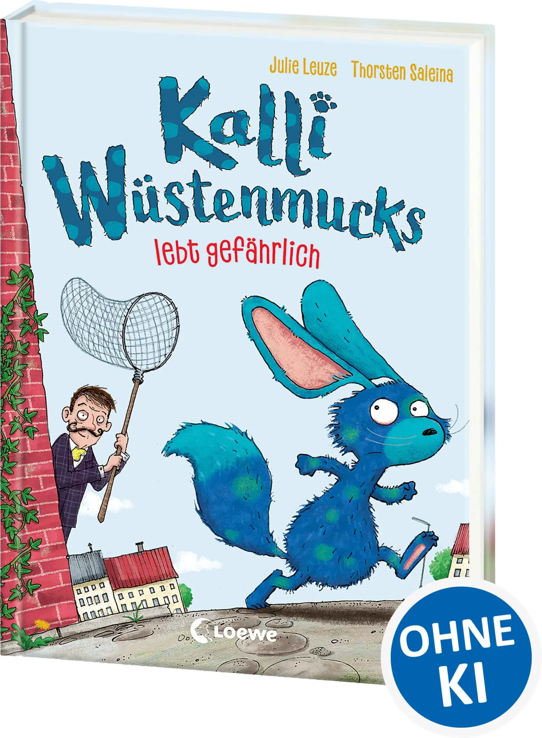 Loewe-Bücher: garantiert ohne KI Hilfe! Wüstenmucks in Gefahr! Kalli langweilt sich. Und wenn Kalli sich langweilt, stellt er jede Menge Unsinn an. Leo hat eine Idee: Sie besuchen Maja! Dass sie dafür durch die halbe Stadt müssen und vielleicht jemand Kalli sieht … Leo hatte wirklich schon bessere Ideen. Und tatsächlich, ausgerechnet der fiese Herr Nasenbruch entdeckt sie! Er sammelt seltene Dinge. Und was ist seltener als Kalli? Leo muss schnell handeln. Denn wenn Nasenbruch Kalli in die Finger bekommt, ist alles aus. Bist du bereit für Kallis neues Abenteuer? ein spannender und witziger Lesespaß mit fantastischen Charakteren und vielen farbigen Bildern ein tolles Geschenk für Kinder, die Tiere lieben witzig illustriert von Thorsten Saleina für Jungen und Mädchen ab 7 Jahren perfekt für Erstleser*innen: viele Bilder, viel Lesespaß, schneller Leseerfolg Zum Vorlesen, Mitlesen und ersten Selberlesen Zu diesem Buch gibt es Quizfragen auf Antolin