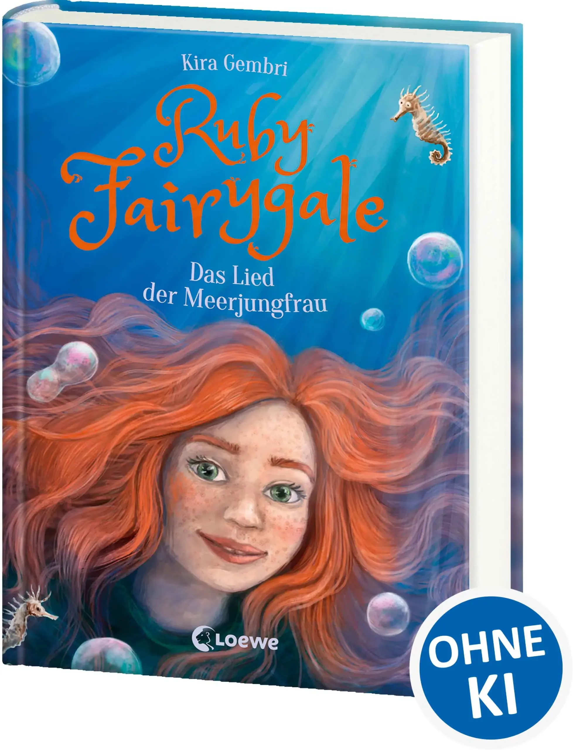 Loewe-Bücher: garantiert ohne KI Fabelwesen in höchster Gefahr Das kleine Seeungeheuer Bobby wurde entführt! Um ihn zu retten, muss Ruby ihre Angst vor dem Ozean überwinden. Sie gelangt ins Reich der Meerjungfrauen, wo große Aufregung herrscht. Die Tore zur Menschenwelt sind undicht, Schmutz dringt hindurch, und viele magische Wesen sind krank geworden. Die Älteste der Meerjungfrauen hat auch schon einen Verdacht: Dafür können nur die Feen verantwortlich sein! Mit Bobbys Hilfe will sich das Meeresvolk zur Wehr setzen, doch Ruby glaubt an die Unschuld der Feen. Wird es ihr gelingen, rechtzeitig eine Lösung zu finden? Band 7 der spannenden Fantasyreihe zum Eintauchen in eine andere Welt Im siebten Band dieser Fantasy-Reihe wartet ein neues Abenteuer auf Ruby und ihre Freunde. Voller Fantasie und untermalt von stimmungsvollen Illustrationen erzählt Bestseller-Autorin Kira Gembri die Fortsetzung der Geschichte für Kinder ab 10 Jahren. Dieser Titel ist auf Antolin.de gelistet.