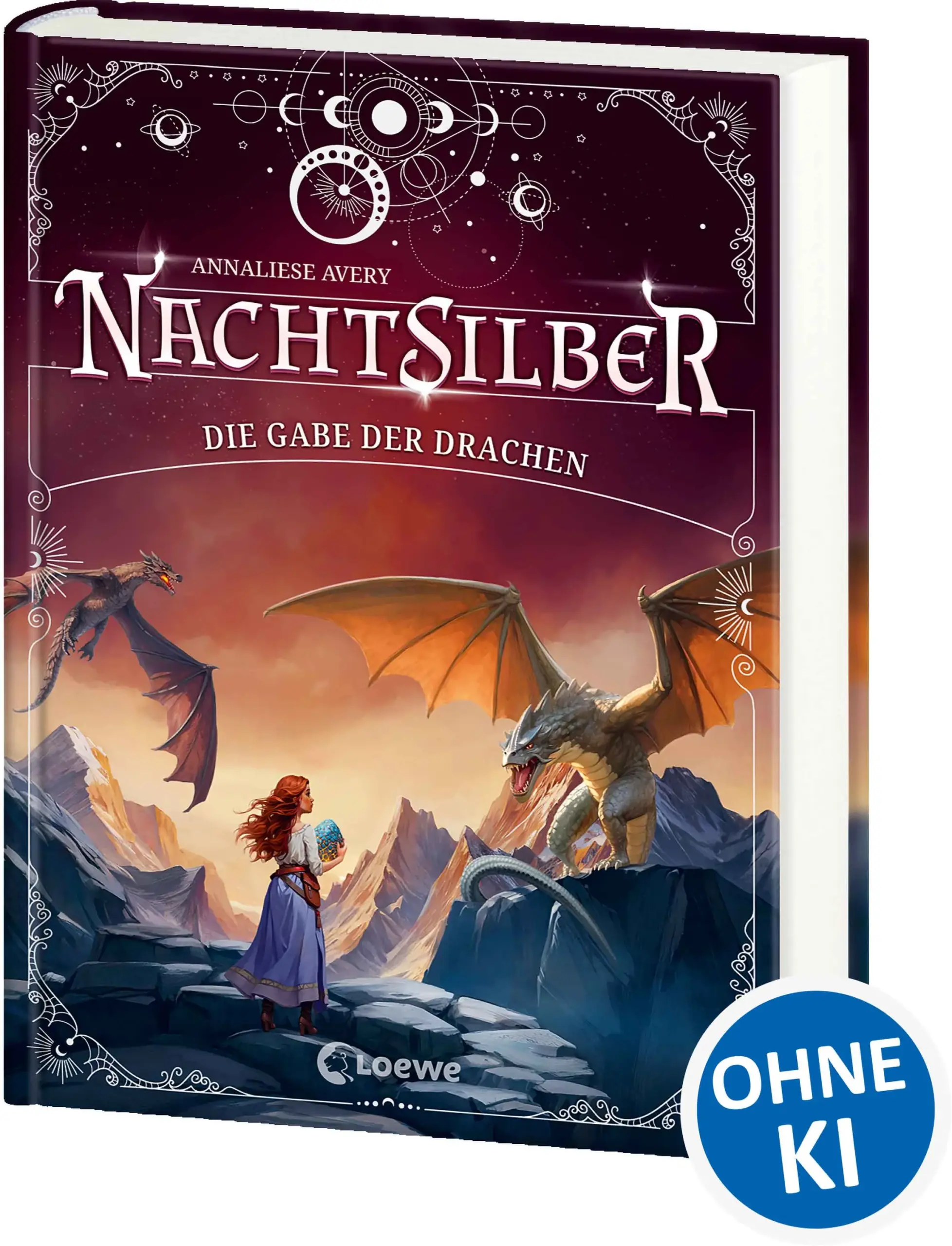 Loewe-Bücher: garantiert ohne KI Eine Reise mit schicksalhaften Wendungen Paisleys Bruder Dax ist entführt worden! Ohne zu zögern, bricht Paisley in die nördlichen Gefilde auf, um ihn zu finden. Im Gepäck hat sie das Drachenei aus dem Verlies ihrer Familie – und das wächst und wächst. Es ist nur eine Frage der Zeit, bis daraus ein mächtiges Wesen schlüpfen wird. Doch nicht nur das beunruhigt Paisley: Die Dunkle Drachenhüterin scheint ihr dicht auf den Fersen zu sein … Band 2 der spannenden Drachenfantasy In der actionreichen und abenteuerlichen Fantasy-Reihe tauchen Kinder ab 10 Jahren ein in eine Welt voller mächtiger Drachen und geheimnisvoller Sterne. Die mutige Heldin erinnert an Katniss Everdeen und nimmt ihr Schicksal selbst in die Hand. Überraschende Wendungen und ein gelungener Weltenaufbau in einem fiktiven London und den mysteriösen Nördlichen Gefilden machen die Kinderbuchreihe zu einem wahren Page Turner. Der Titel ist bei Antolin gelistet.