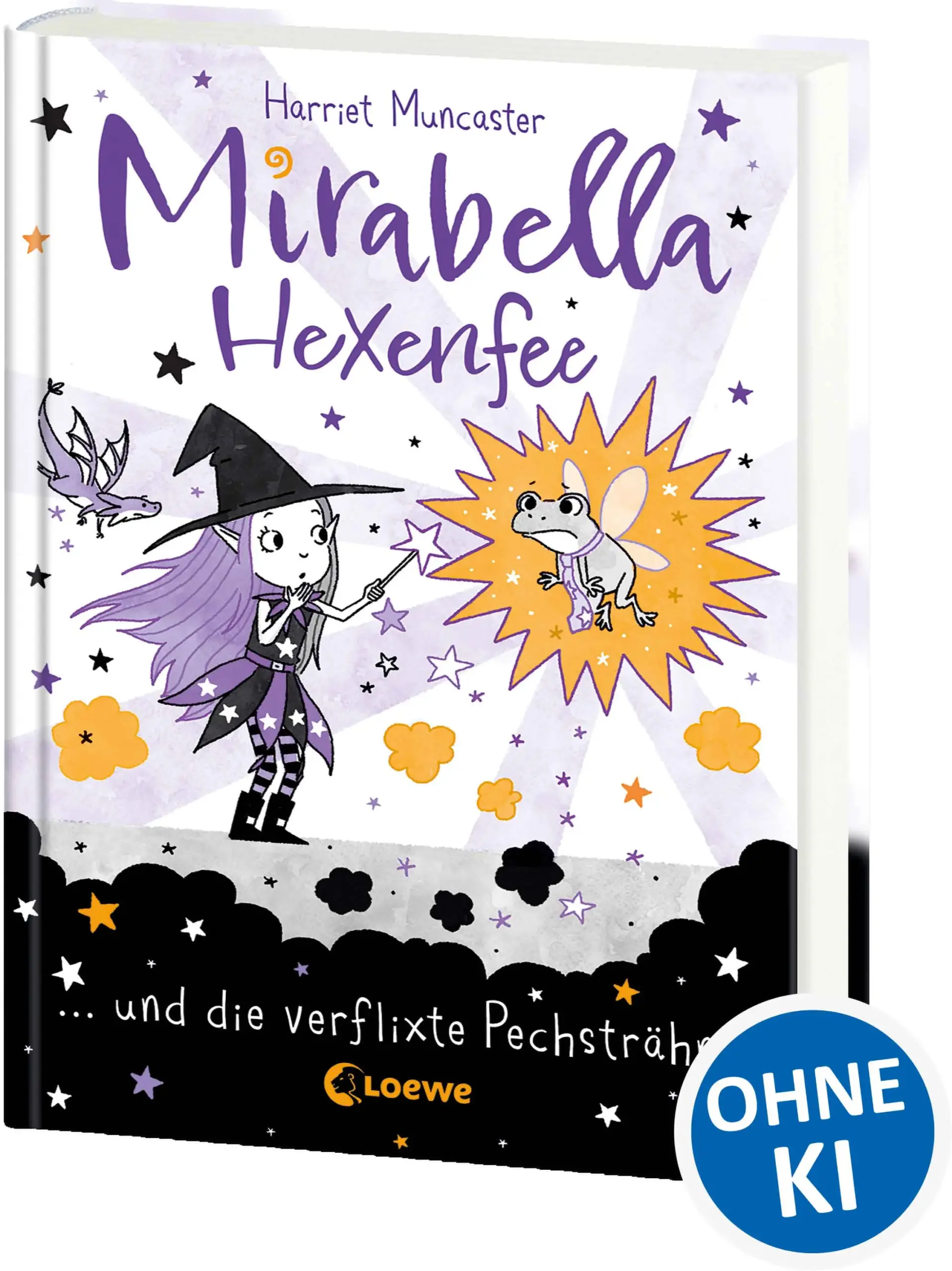 Loewe-Bücher: garantiert ohne KI Sie ist halb Hexe, halb Fee und hat es faustdick hinter den Ohren: Mirabella! Das kann ja heiter werden! Schon beim Aufwachen ist der frechen Hexenfee Mirabella klar: Ein schrecklicher Tag steht bevor. Klebriger Zaubertrank landet auf ihrem Kopfkissen und ihr Hexenbesen ist beleidigt. Es scheint kein einziges Fünkchen Glück in der Luft zu liegen! Aber irgendwann muss diese verflixte Pechsträhne doch ein Ende haben, oder? Mit spaßigen Mitmach-Seiten!Die freche Reihe für kleine Hexen- und Feenfans! Die kurzen Kapitel eignen sich perfekt für Leseanfänger*innen ab 7 Jahren. Die liebevollen Illustrationen mit violetter Schmuckfarbe lassen die Geschichte zum Leben erwachen. Mit Rezepten, Basteleinleitungen und Rätseln zum Mitmachen in jedem Band! Der Titel ist bei Antolin gelistet.