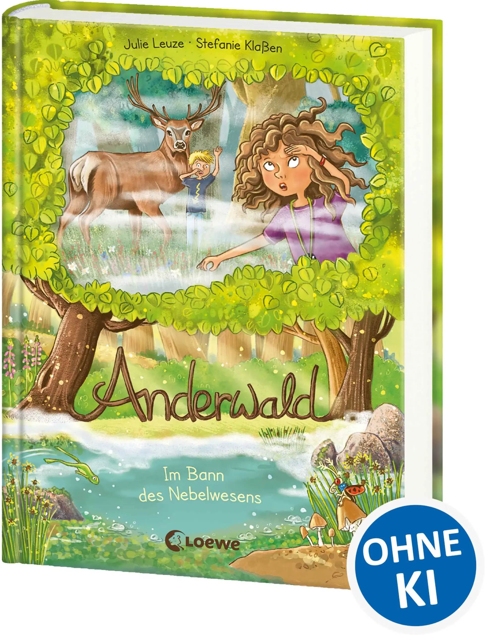Loewe-Bücher: garantiert ohne KI Dunkelschleim und Nebelschwaden Ein einziger Schritt durch das Steintor und schon ist Fiona im magischen Anderwald! Zwischen raschelnden Blättern und wispernden Pflanzen hüten Krafttiere besondere Schätze … Fiona und ihre Freunde sind ratlos: Wer nur ist das Menschenkind des Feuervogels? Und warum verspürt Jakob neuerdings keine Angst mehr? Auf der Suche nach Antworten geraten die Kinder und ihre Krafttiere in größte Gefahr. Denn im Anderwald ist nichts mehr, wie es einmal war. Die Tiere fürchten sich und die Bäume sind erstarrt. Hängt etwa alles mit dem mysteriösen grauen Schleim zusammen? Fantasy-Abenteuer trifft auf Schulalltag, leichtherzig und spannend erzählt von Julie Leuze. Diese Kinderbuch-Reihe ab 8 Jahren vereint die große Welt der Gefühle mit der wundersamen Magie des Waldes. Starke Krafttiere spiegeln die unterschiedlichsten Persönlichkeiten wider und verleihen der Geschichte hohes Identifikationspotenzial für junge Leser*innen. Stefanie Klaßens detailreiche Illustrationen mit grüner Schmuckfarbe lassen den Anderwald zum Leben erwachen. Für Fans von Ein Mädchen namens Willow, Spirit Animals und Flüsterwald.