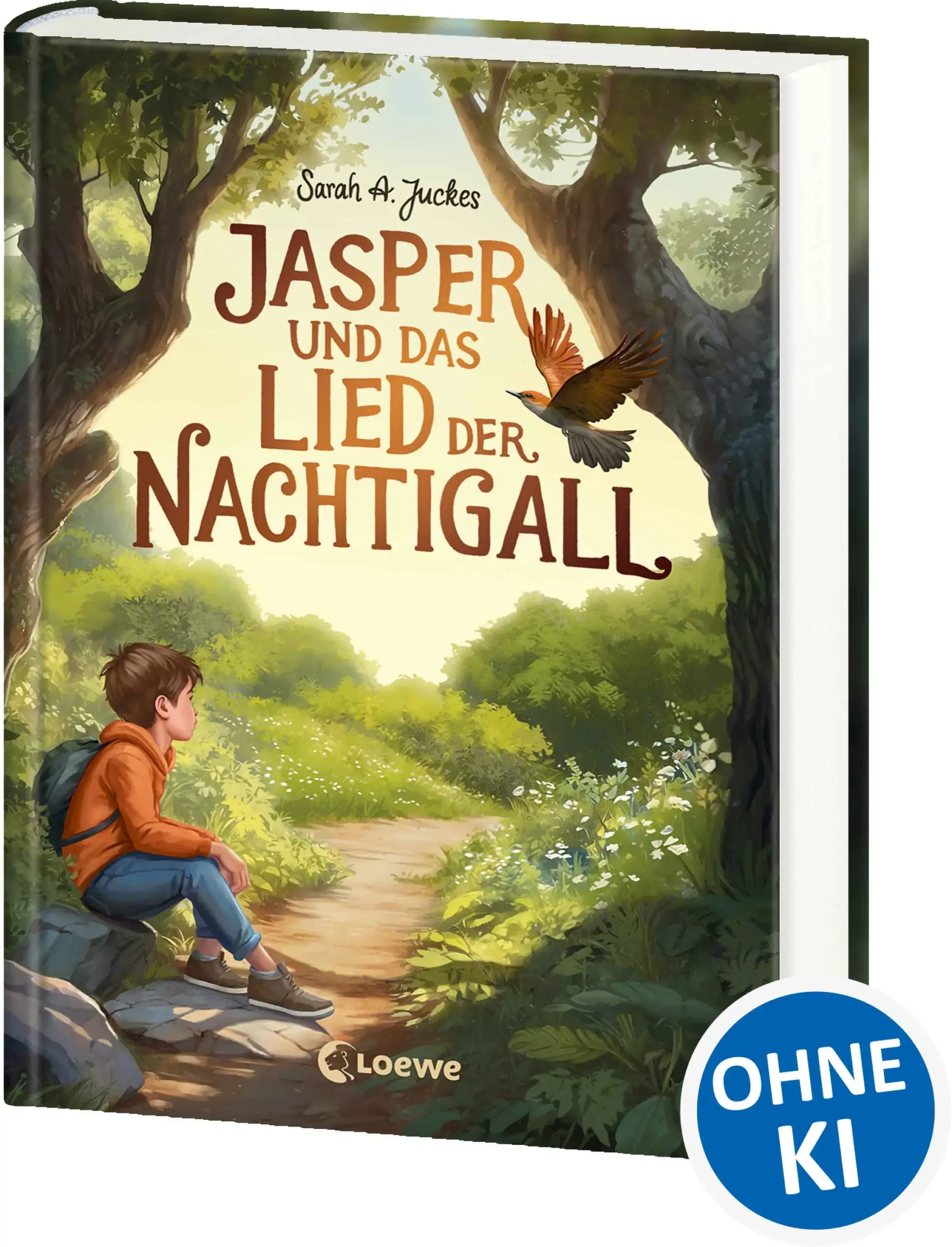 An einem besseren OrtJasper und seine Schwester Rosie lauschen jedes Jahr derselben Nachtigall. Doch in diesem Jahr kehrt der Singvogel nicht zurück – und Rosie auch nicht. Nie wieder. Als Jasper erfährt, dass Rosie nun an einem besseren Ort sei, schnappt er sich seinen Rucksack und sein Vogelbuch und läuft los. Denn eines weiß Jasper genau: Geliebte Dinge sind nie ganz verloren, sie sind bloß woanders. Er muss Rosie und die Nachtigall also nur wiederfinden und alles wird gut, oder? Auf seiner Reise begegnet Jasper Menschen, die ebenfalls auf der Suche nach großen und kleinen Dingen sind. Doch wo führt sein Weg ihn hin? Und was hält er am Ende für ihn bereit? Eine bewegende und tröstende GeschichteEin gefühlvolles und bewegendes Buch rund um Trauer, Zuversicht und die Kraft der Natur. Die zeitlose Geschichte rund um Jasper ist nicht nur ein Liebesbrief an die heimische Vogelwelt, sondern zugleich ein Plädoyer an die Bedeutung von Freundschaft und Familie. Dieser besondere Einzeltitel spendet Trost und Zuversicht und kombiniert diese mit Themen wie Verlust und Einsamkeit. Kindgerecht geschrieben und mit hochwertigen schwarz-weiß-Illustrationen begleitet. Für Jungs und Mädchen ab 8 Jahren und starkem All-Age-Charakter. Für Fans von Wunder und Margos Spuren.