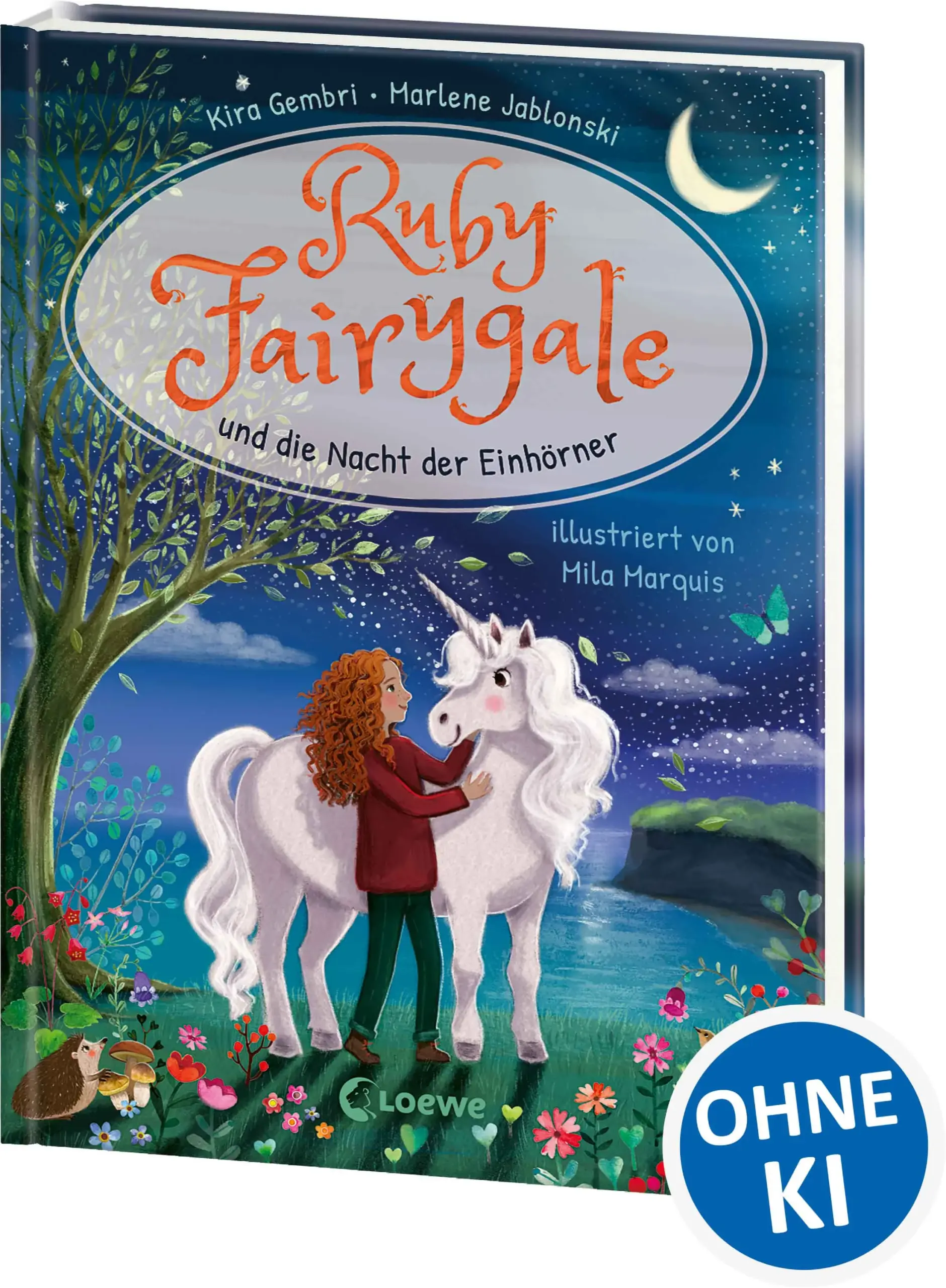 Loewe-Bücher: garantiert ohne KI Langeweile auf Patch Island? Unmöglich! Nana ist erkältet, deshalb muss Ruby sich allein um die magischen und nicht-magischen Patienten kümmern. Als wäre das nicht schon aufregend genug, tauchen plötzlich ganz besondere Einhörner auf – und die Inselbewohner könnten die Fabelwesen entdecken! Ob Ruby es schafft, das Geheimnis ihrer magischen Freunde zu bewahren? Tauche ein in Ruby Fairygales magische Welt! Die Bestseller-Reihe von Kira Gembri jetzt auch für Erstleser! Zum ersten Selberlesen ab 7 Jahren Spannende Wohlfühl-Fantasy-Reihe mit einer starken weiblichen Hauptfigur Lässt Kinderherzen höher schlagen: Süße Tiere und niedliche Fabelwesen! Liebevoll ausgearbeitete Charaktere, hoher Sympathiefaktor Mit stimmungsvollen vierfarbigen Illustrationen von Mila Marquis Mit Quizfragen bei Antolin