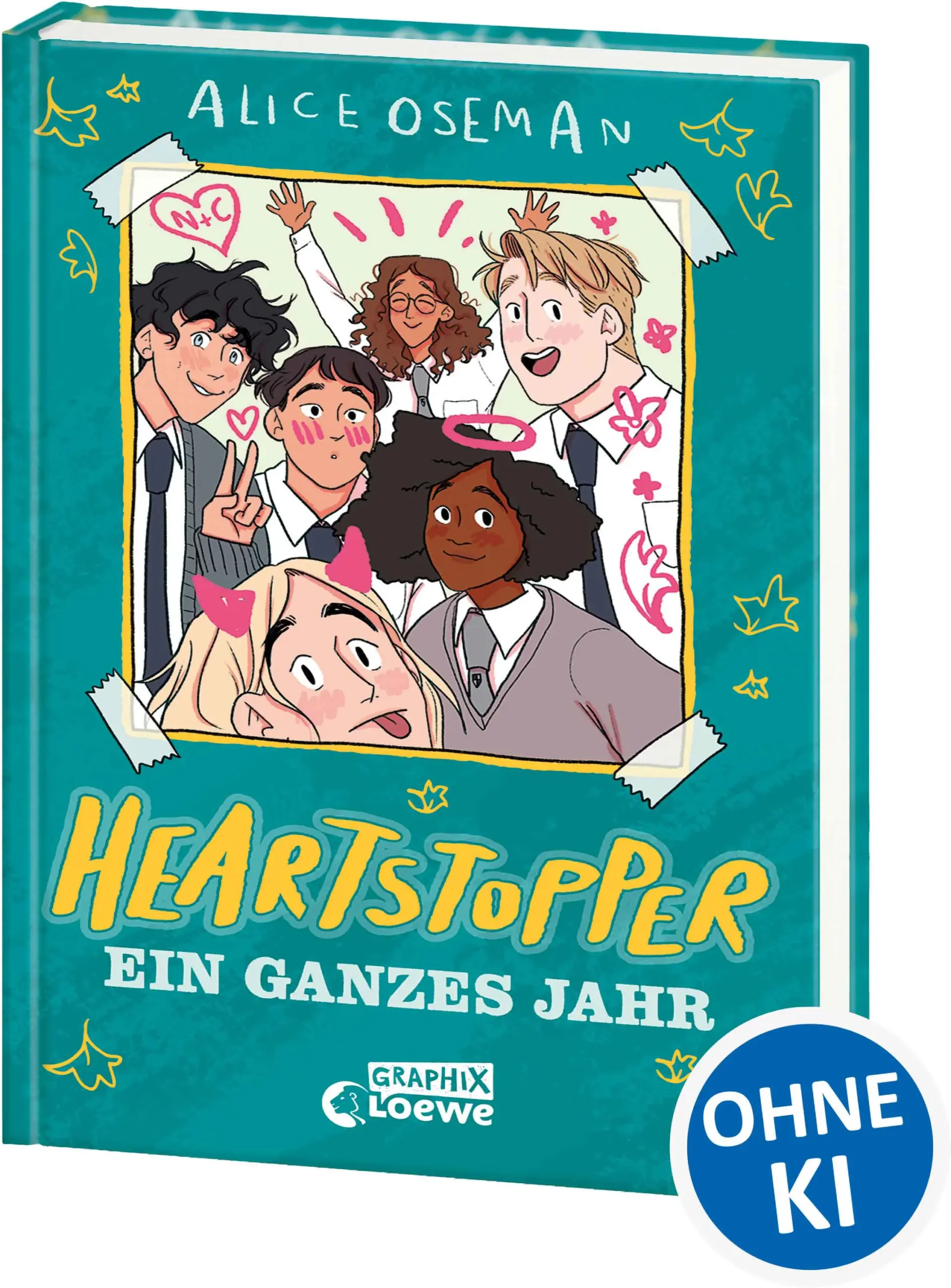 Loewe-Bücher: garantiert ohne KI Boy trifft Boy Boys werden Freunde Boys verlieben sich Willkommen im Heartstopper-Universum Nicks und Charlies Welt erwacht in voller Farbe zum Leben. Mit jeder Menge exklusivem Content von Alice Oseman Neuer Tara / Darcy Mini-Comic Schnappschüsse Einblicke in Alices kreative Arbeit Steckbriefe und Trivia Zeichne selbst: Nick & Charlie Freu dich auf ein ganzes Jahr voller Heartstopper-Momente Im Heartstopper Yearbook erzählt eine gezeichnete Alice über den kreativen Prozess hinter Heartstopper. Erfahre alles über Charlie, Nick und ihren Freund*innen, teile ihre Urlaubsfotos und die Bilder der Halloween-Party und lerne Step by Step, Charlie und Nick selbst zu zeichnen. Lies den brandneuen Mini-Comic über Mr Farouk und Mr Ajayi und folge den Jungs vom Truham und den Mädchen vom Higgs durch ein ganzes Heartstopper-Jahr von Januar bis Dezember. Graphic Novels aus dem Heartstopper-Universum: Heartstopper Volume 1 Heartstopper Volume 2 Heartstopper Volume 3 Heartstopper Volume 4 Heartstopper Volume 5 - erscheint im Dezember 2023 Heartstopper Volume 6 - folgt Romane aus dem Heartstopper-Universum: Nick & Charlie This Winter Weitere Jugendbuchromane von Alice Oseman bei Loewe: Loveless Nothing Left for Us (die deutsche Übersetzung von Radio Silence) Solitaire I was Born for This - erscheint im Herbst 2023