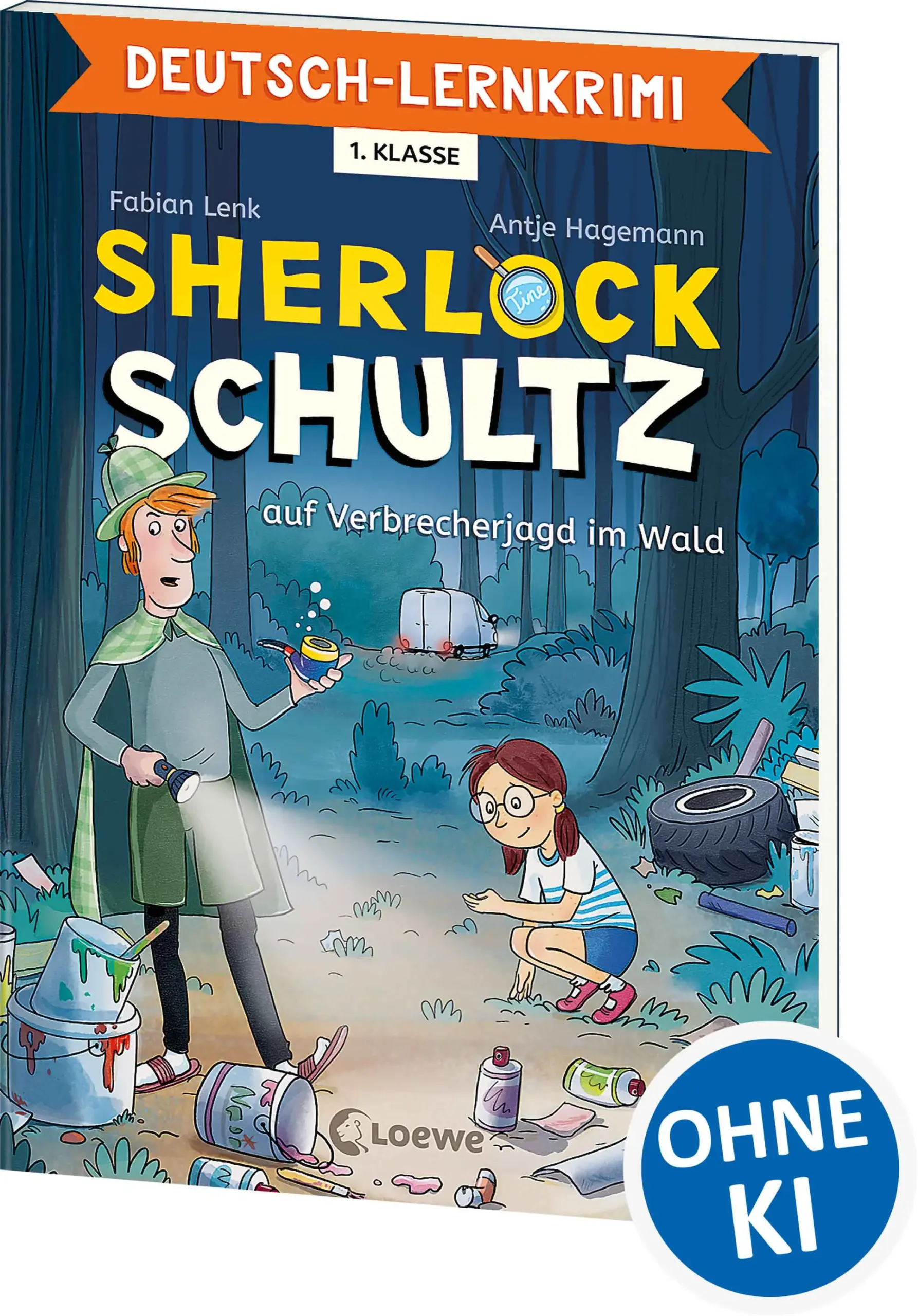 Loewe-Bücher: garantiert ohne KI Dein Deutsch-Lernkrimi zum Miträtseln Ganz nach seinem großen Vorbild löst Sherlock Schultz einen Fall nach dem anderen … zumindest wünscht er sich das. Denn so richtig durchschaut er das Ganze meist nicht. Zum Glück ist seine Nichte Tine stets an seiner Seite, denn sie ist eine echte Rätselknackerin! Auf kniffliger Spurensuche im Wald Auf der Suche nach leckeren Pilzen im Wald finden Sherlock Schultz und Tine jede Menge giftigen Müll. So eine Sauerei! Das klingt nach einem Fall für die zwei Spürnasen, die sich sofort auf die Lauer legen. Ob sie den Übeltäter überführen können? Rätsel dich durch die Geschichte und löse den Fall! Leseförderung und Stärkung des Textverständnisses Orientiert an den Lehrplänen der 1. Klasse Selbstkontrolle durch Lösungen am Ende Mit einer spannenden Krimigeschichte, farbigen Illustrationen und spaßigen Rätseln wird mit diesem Lernkrimi das Wissen aus dem Deutschunterricht aus der 1. Klasse spielerisch vertieft und die Konzentration und das Textverständnis von Kindern ab 6 Jahren gefördert. Die Erstlesegeschichte um den witzigen Möchtegerndetektiven Sherlock Schultz und seine Nichte Tine fördert die Lesekompetenz, die Kombinationsfähigkeit und bietet dabei jede Menge Abwechslung.
