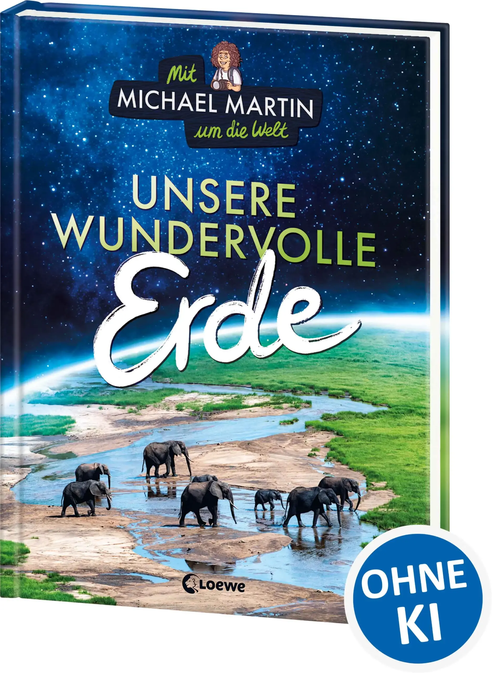 Loewe-Bücher: garantiert ohne KI Komm mit auf eine Expedition durch die Kontinente Träumst du davon, die schönsten Orte der Welt zu erkunden? Elefanten in freier Wildbahn zu erleben? Oder mal am Nordpol zu stehen? Begleite Michael Martin auf eine außergewöhnliche Reise. Besucht gemeinsam den kältesten bewohnten Ort der Erde oder das höchste Gebirge der Welt und lasst euch von der Einzigartigkeit unseres Planeten verzaubern. Na, hat dich das Reisefieber gepackt? Dann geht’s jetzt los! Ein Fotoalbum unserer Welt – zum Staunen und Immer-Wieder-Ansehen Naturfotograf Michael Martin erzählt von seinen Reisen: mitreißend, authentisch und unterhaltsam Geballte Kompetenz: Michael Martin ist Fotograf und Diplom-Geograf Voll mit atemberaubenden Fotos aus der ganzen Welt Sensibilisiert für die Einzigartigkeit unseres Planeten und einen sorgsameren Umgang mit ihm Ein einzigartiges und bildgewaltiges Porträt unserer Erde Angereichert mit unterhaltsamen Reiseanekdoten und spannendem Hintergrundwissen Modernes und ansprechendes Layout Aufgelockert durch Illustrationen und Grafiken von Kurzi Shortriver Michael Martin ist mit zahlreichen Preisen ausgezeichnet und durch seine Bücher und Vorträge einem breiten Publikum bekannt Das perfekte Geschenk für Kinder ab 9 Jahren, Michael Martin-Fans und alle, denen unser Heimatplanet am Herzen liegt Ausgezeichnet mit dem International Travel Book Award 2025.