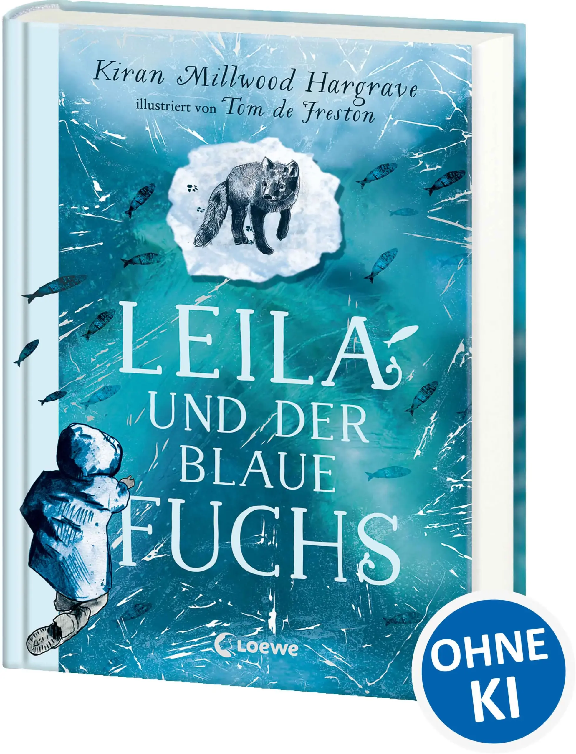 Loewe-Bücher: garantiert ohne KI Über Grenzen hinweg Polarfuchs Miso läuft durch eine Welt, die wild, weit und wundersam ist. Leila und ihre Mutter folgen Miso auf dem abenteuerlichen Weg durch das endlose Eis der Arktis. Schon bald begegnen sich Leila und der Polarfuchs – und geraten dadurch beide in höchste Gefahr … Eine berührende Geschichte über die Wildnis und die Grenzen unserer Welt Eine außergewöhnliche Geschichte mit All-Age-Charakter der preisgekrönten Autorin Kiran Millwood Hargrave. Einfühlsam wird das Thema Migration aus der Sicht eines Kindes dargestellt. Verknüpft mit den Themen Tiere, Umwelt, Familie, Natur und Freundschaft wird dieses Abenteuer kindgerecht und warmherzig für Leser*innen ab 11 Jahren erzählt. Die atemberaubenden Illustrationen mit blauer Schmuckfarbe von Tom de Freston machen das Buch zu einem Highlight mit Klassikerpotenzial und zeigen, wie viele Geheimnisse das unendliche Eis und die Tiefe des Ozeans bergen. Ein wahres Kunstwerk! Für Fans von Wunder und Rico, Oskar und die Tieferschatten. Dieser Titel ist bei Antolin gelistet. Ausgezeichnet mit dem Kinder- und Jugendliteraturpreis Penzberger Urmel 2025.