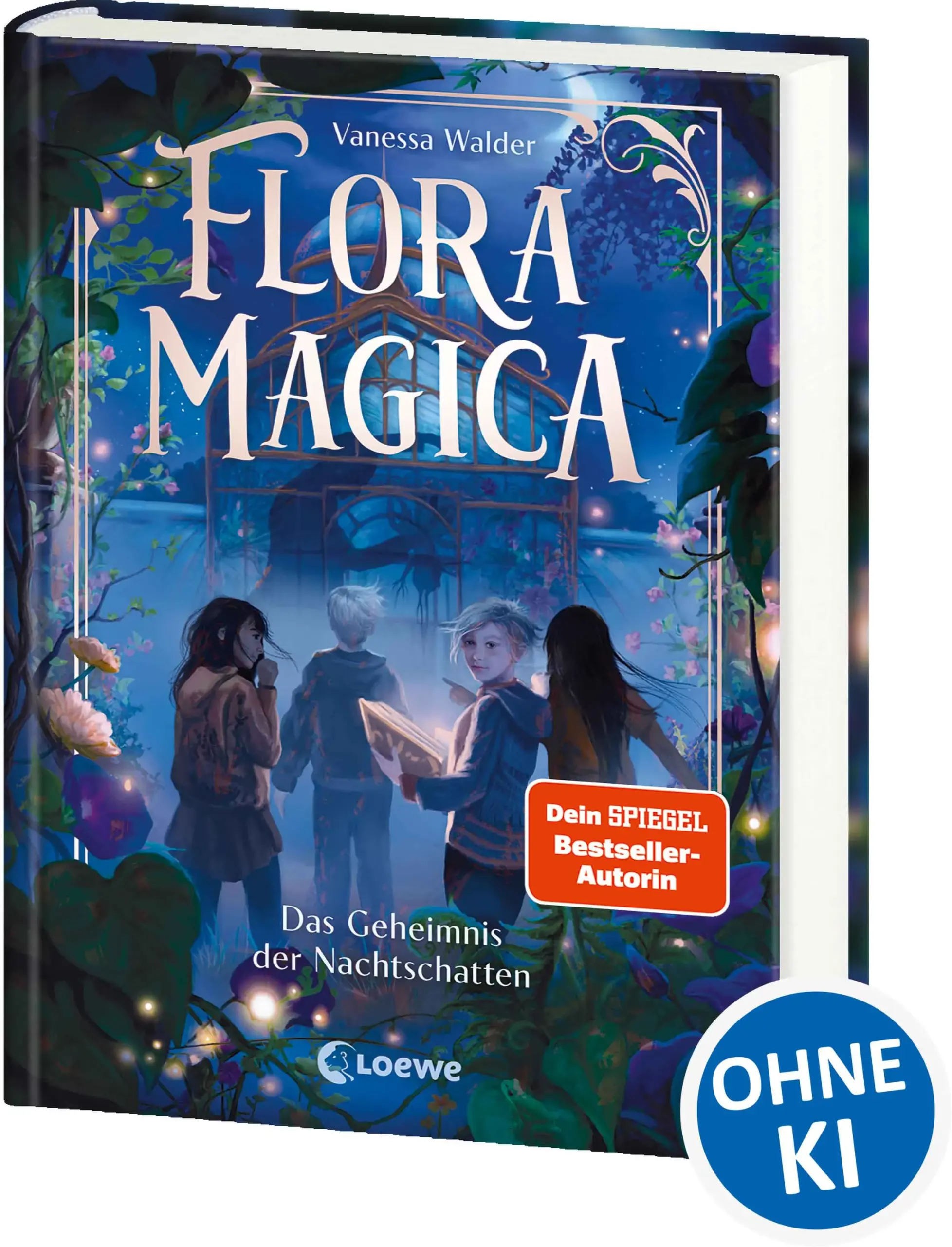 Loewe-Bücher: garantiert ohne KI Wo Magie wächst Als Flora Cunabula mit 107 Jahren stirbt, hinterlässt sie riesige Ländereien und ein noch größeres Geheimnis. Seit Generationen hüten die Cunabulas magische Pflanzen und bewahren sie vor der Ausrottung durch eine gnadenlose Organisation. Ein uraltes Buch hilft Floras Urenkeln Tierra, Sol, Avia und Zacharias, ihr Erbe zu begreifen. Doch sie können nur ahnen, wie berauschend die Magie der Pflanzen ist und wie groß die Gefahr, in der sie schweben. Die Zeit drängt: Eine mächtige Firma verspricht der Familie Unglaubliches. Floras Urenkel müssen eine Entscheidung treffen, die ihr Leben verändern wird. Der Auftakt einer mitreißenden und außergewöhnlichen Fantasy-Reihe Mächtige Geheimnisse, magische Entdeckungen und vier Kinder, die alles entscheiden. Auftakt einer nostalgischen und spannenden Fantasy-Reihe von Bestsellerautorin Vanessa Walder Für Jungs und Mädchen ab 9 Jahren mit All-Age-Charakter Wundersame und abenteuerliche Welt der Pflanzen, verwoben mit einer einfühlsamen Familiengeschichte und einem brandaktuellen Blick auf Pharmakonzerne Großflächige Schwarz-Weiß-Illustrationen schaffen ein unvergleichliches Leseerlebnis und machen dieses Buch zu einem wahren Schmuckstück Der Titel ist bei Antolin gelistet