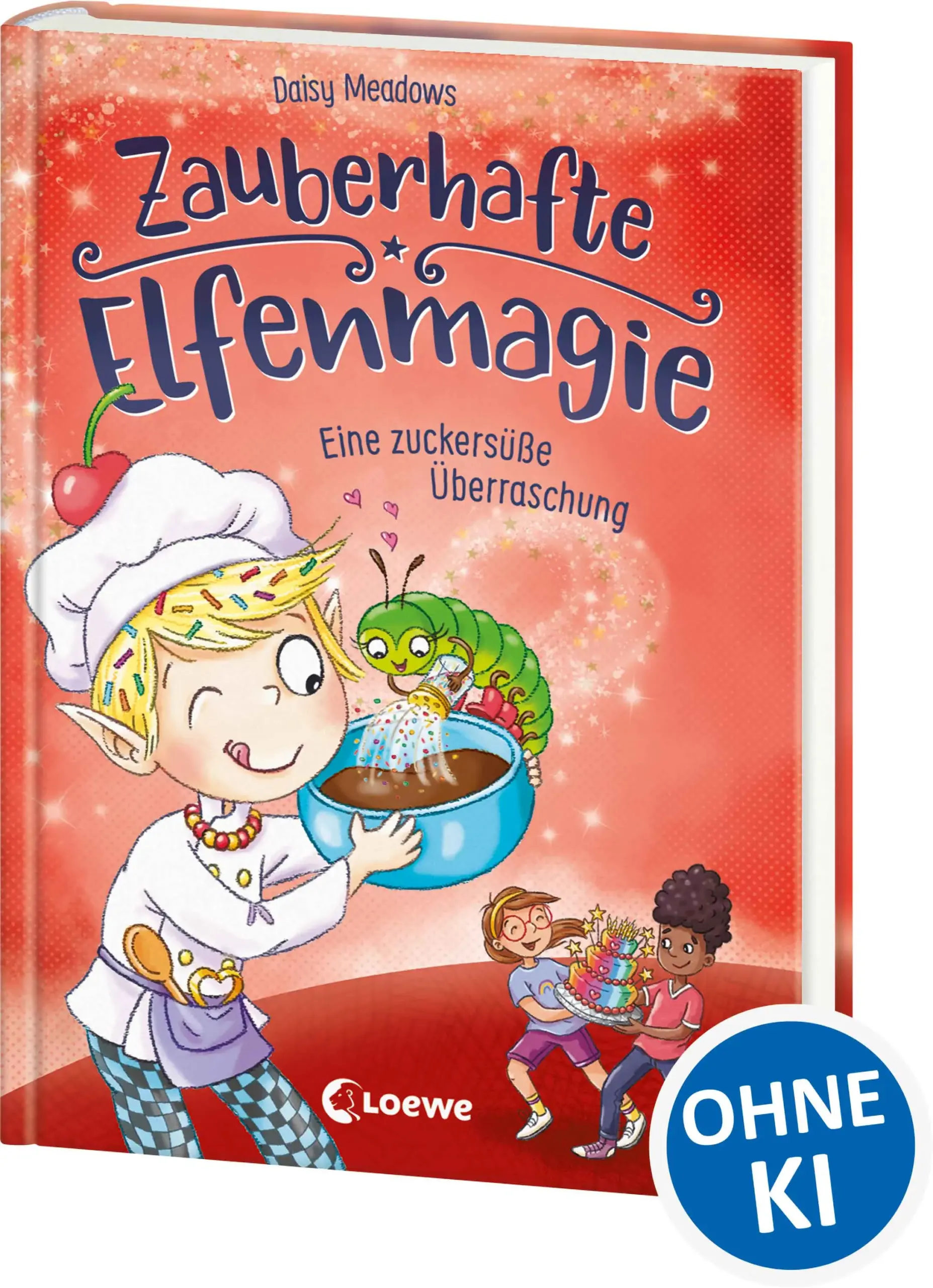 Loewe-Bücher: garantiert ohne KI Back gemeinsam mit den Elfen! Willkommen in Werkelhausen! Alina und Leo sind ganz verzaubert von der Stadt der Elfen, in der allerlei magische Gegenstände hergestellt und Wunder gewirkt werden. Alina und Leo sind zu Hannahs Geburtstag eingeladen. Doch bevor die Party losgehen kann, wird plötzlich die Torte gestohlen. Die beiden Freunde reisen schnell nach Werkelhausen, um dort mit dem Elf Pippin einen mindestens genauso schönen Kuchen zu backen. Allerdings mischen sich die Grimmbolde ein und stehlen Pippins Backutensilien. Wie sollen sie so nur die Feier retten? Band 3 der bezaubernden Elfenreihe In dieser magischen Reihe reisen Kinder ab 7 Jahren in die wunderbare Welt der Elfen. Gemeinsam mit den sympathischen Hauptfiguren und bezaubernden Fabelwesen erleben sie kurzweilige Abenteuer. Der Spaß am Lesen steht im Vordergrund, ganz nebenbei werden aber auch Werte wie Hilfsbereitschaft, Zusammenhalt und Mut vermittelt. Zudem greifen die Themen Upcycling, Basteln und Handwerk den DIY-Trend auf. In diesem Band geht es ums Backen. Liebevolle Schwarz-Weiß-Illustrationen runden die Geschichte aus der Feder von Daisy Meadows ab. Ein Muss für Fans der Magischen Tierfreunde! Der Titel ist bei Antolin gelistet.