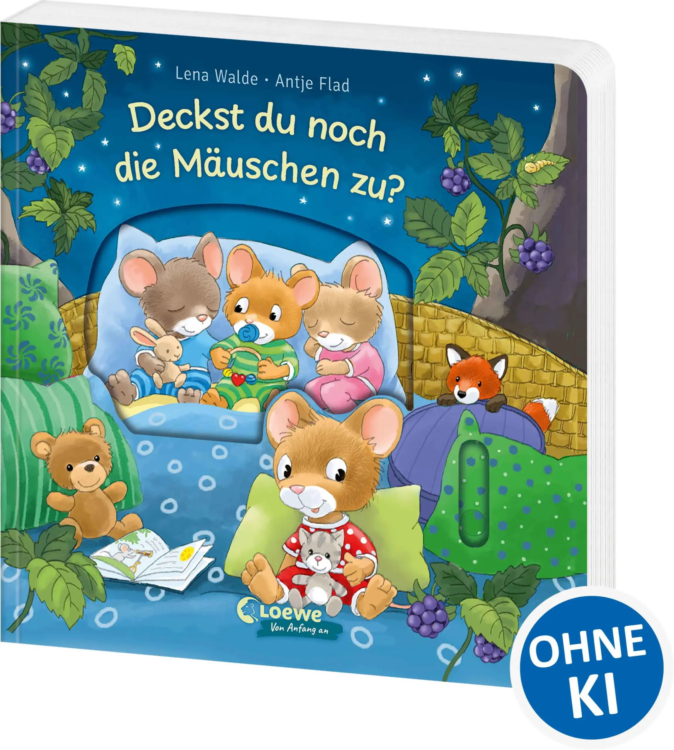 Loewe-Bücher: garantiert ohne KI In der alten Brombeerhecke, hier im warmen Kugelhaus, wartet schon die Kuscheldecke auf Familie Haselmaus. Deckst du noch die Mäuschen zu? Schau, dann schlafen sie im Nu. Melodiös gereimte, liebevolle Gute-Nacht-Geschichte für ein harmonisches Abend- und Einschlafritual. Ein Mitmach-Buch mit vielen Klappen, Schiebern und Spielelementen. Pappbilderbuch als Einschlafhilfe ab 2 Jahren Kinderleicht bedienbare, leichtläufige Spielelemente Alltagsnahe Szenen, die jede Familie kennt: Schlafanzug anziehen, Zähne putzen, Kuscheltier suchen, Nachtlicht anschalten und gemütlich einkuscheln Mitmach-Buch übt und stärkt ein entspanntes Zubettgeh-Ritual Gibt Kindern durch die Ritualisierung des Zubettgehens Sicherheit Selbstwirksamkeit: Geschichte mit Mitmach-Charakter macht den Kindern Spaß und bietet Erfolgserlebnisse Soziale Kompetenz wird durch das „Kümmern“ um die Figuren gestärkt Mit zauberhaft liebevollen Bildern und wunderschönen Reimen Haselmäuschen als kuschelige Identifikationsfiguren Bewährte Qualität: stabile Seiten und abgerundete Ecken Ein ideales Geschenk für junge Familien Besonders geeignet auch für den Einsatz in Krippe, Kita und Kindergarten