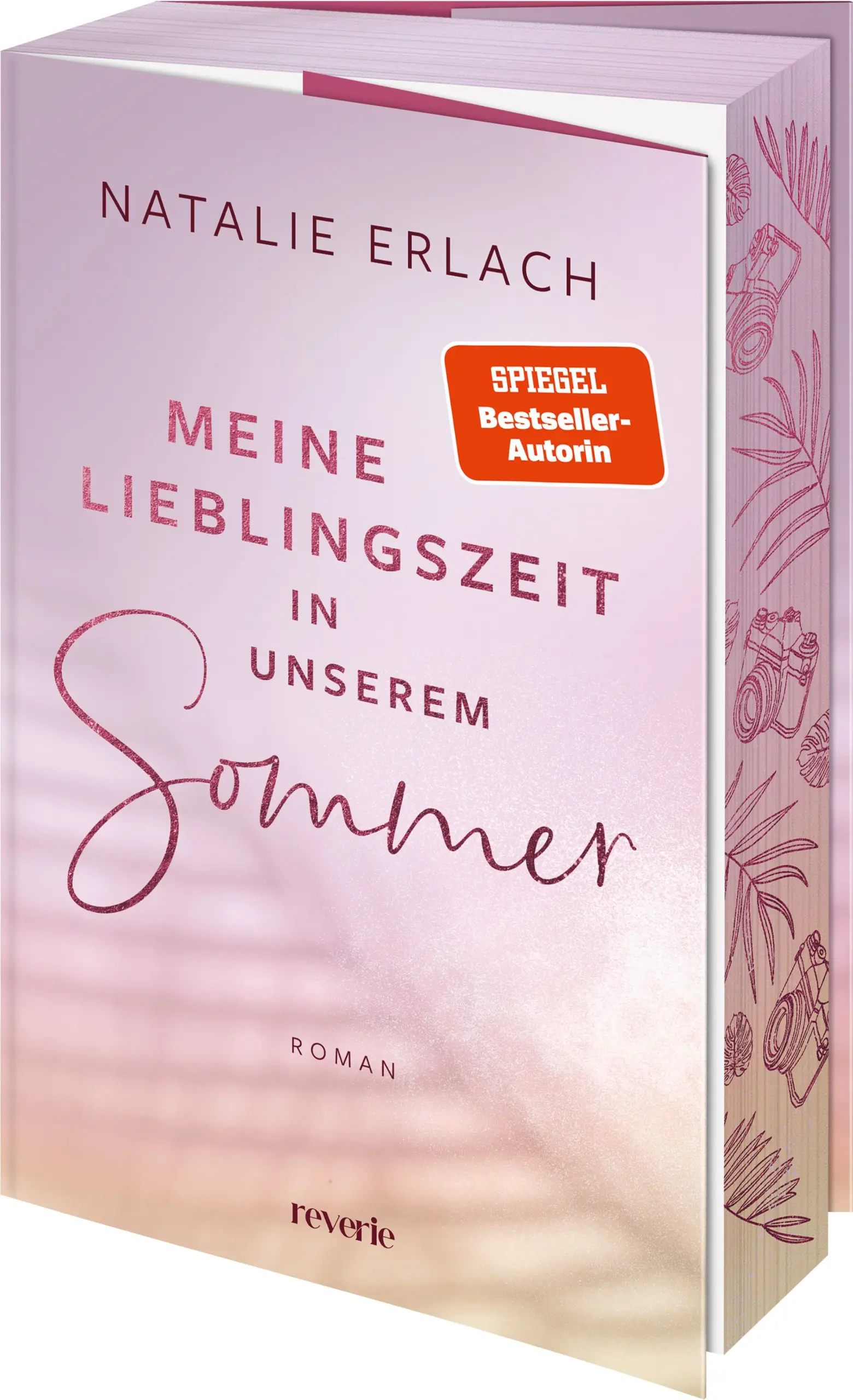 »Du versteckst dich hinter der Kamera, mit deinen hübschen braunen Augen und dem Kopf voller Sorgen, Bas.«***Mit Farbschnitt in limitierter Erstauflage (Lieferung je nach Verfügbarkeit)***Seit Fotograf Basilton die Upper East Side Manhattans verlassen hat, reist er um die Welt und genießt sein kreatives Jetsetleben. Bis auf seine Kamera und seine beste Freundin Kalea braucht er nichts und niemanden, erst recht nicht seine Familie. Und schon gar nicht Sonnenschein Neah, die Tag und Nacht in ihrer geliebten Bäckerei an der Shore Mana Promenade arbeitet und gar nicht bemerkt, wie der Druck nach und nach ihr Lächeln verschwinden lässt. Bas, der sein Helferherz hinter einer harten Schale versteckt, macht es sich zur Aufgabe, Neah die Nerven zu rauben, um ihr mindestens einmal am Tag ein Lächeln zu entlocken. Doch in einem unbedachten Moment lässt er seine Mauer bröckeln und Neah läuft Gefahr, von der Last ihrer Sorgen erdrückt zu werden. Können zwei so kaputte Herzen überhaupt noch fühlen?