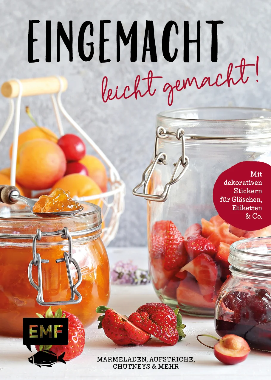 Hier geht’s ans Eingemachte!Für alle, die wissen wollen, was drin ist: ob köstliche Marmeladen, Chutneys oder herzhafte Aufstriche, hier bestimmst DU, was reinkommt. So tust du Gutes für die Umwelt, sparst Verpackungsmüll und Plastik und stellst gesunde Köstlichkeiten einfach selber her, statt fertig zu kaufen. Hier erwarten dich: 30 süße und herzhafte Rezepte für allerlei Köstlichkeiten aus dem Glas: Marmeladen, Aufstriche, Chutneys und mehrdekorative Sticker für Gläschen, Etiketten & Co. Rezepte rund ums Einmachen und Einkochen, die sich aus saisonalen Zutaten nachhaltig herstellen lassenErdbeermarmelade, Tomatenchutney, Salzkaramellcreme, Sirup und viel mehr Süßes und Herzhaftes für Glas und Flasche schmecken selbst eingekocht einfach besser als gekauft. Mit den beiliegenden Stickern für Marmeladengläser oder Flaschen wird das Eingemachte dazu noch schön dekoriert und kann an liebe Menschen verschenkt werden. Verschenke Freude im Glas!