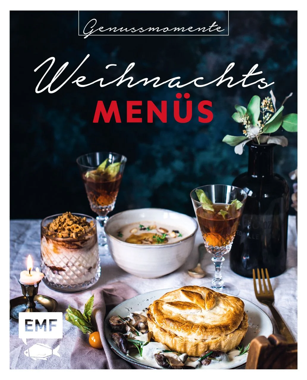 Was gibt es denn an Weihnachten? Diese Frage ist schnell beantwortet! Der neue Band der Genussmomente-Reihe bietet 5 abwechslungsreiche 3-Gänge-Menüs für Ihr kreatives und unvergessliches Weihnachtsessen und das Beste daran, Tipps zur cleveren Vorbereitung und perfekten Getränkebegleitung liefern wir Ihnen gleich mit. Somit kann nichts mehr schief gehen.25 Rezepte für ein unvergessliches Dinner und glückliche GästeDie volle Vielfalt: Fleisch oder Fisch, Vegetarisch oder Vegan – hier wird jeder fündigTolle Bilder & weihnachtliche Rezepte im handlichen Format – und das zu einem unschlagbaren PreisEgal ob Thunfischtatar mit Wasabicreme, Geschmortes Rind mit Orangen-Gremolta, Mezzalune mit asiatischer Kürbisfüllung oder Tonkabohnen-Pannacotta, das passende Getränk gibt es zu jedem Menü dazu – dies kann z.B. mal ein Birne-Salbei-Drink mit Champagner sein. Tipps zu Kombinationsmöglichkeiten der unterschiedlichen Gänge, falls mal ein Veganer unter den Fleischliebhabern dabei ist, runden das Buch ab.