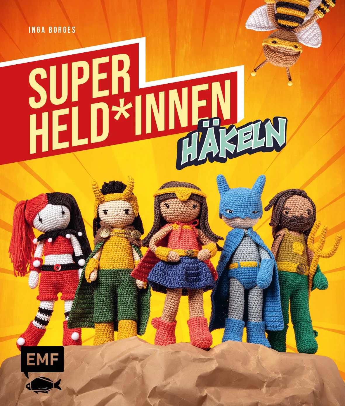 Platz da! Die Superheldinnen und -helden als Amigurumi kommen! Die beliebtesten Superheld:innen aus Filmen, Serien & Comics nachhäkeln – zum Verschenken oder Selbstbehalten. Zu jederm Superheld erfahren Sie kurz und kompakt alles Wissenswerte über ihr Leben mit Superkräften. Mit einer ausführlichen Anleitung ist es möglich, sich seine eigenen Superhelden zu häkeln.alle Häkel-Grundlagen und -Techniken24 bekannte Superheld:innen inklusive Alltagsoutfit und Accessoires, die sie in einen Superheld verwandelnMit Mini-BiografieBei Tag eine ganz normale Frau oder normaler Mann, doch in der Nacht rettet sie oder er die Welt und beschützt uns alle vor dem Bösen – das vereint alle unser Superpower-Team! Alle Superheld:innen werden mit der gleichen Grundfigur gehäkelt – die besonderen Details machen den Unterschied. Das Beste: Alle haben ganz besondere Accessoires bei sich, die das Häkelvergnügen perfekt machen!Bitte beachten! Es hat sich ein kleiner Fehler eingeschlichen: Die Anleitungen für 