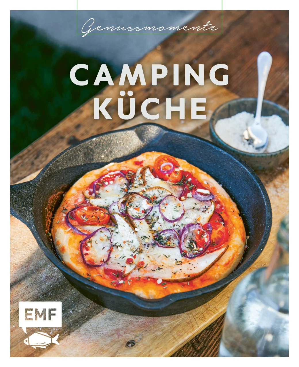 Auf in die Wildnis! Du möchtest Berge erklimmen, mit dem Van ans Meer oder eine Fahrradtour machen und brauchst das richtige Kochbuch, das dir einfache und schnelle Rezepte für unterwegs bietet? Dann bist du hier goldrichtig! Hier findest du:25 abwechslungsreiche Rezepte – vom Frühstück über Salate und Kleinigkeiten bis hin zu Gekochtem oder Gebratenem Einfach kann so gut sein: Unkomplizierte und dennoch gesunde und nährreiche Rezepte aus frischen Zutaten und der ein oder anderen KonserveTipps und Tricks für deine Reise: eine übersichtliche Liste mit nützlichen Utensilien, Ideen für deinen Essensvorrat und vieles mehr!Egal ob Tomatensalat mit Thunfisch, Mexikanischer Bohneneintopf oder Kokosmilchreis – in diesem neuen Band der Genussmomente Reihe findest du die passenden Rezepte für deinen nächsten Outdoor-Trip.