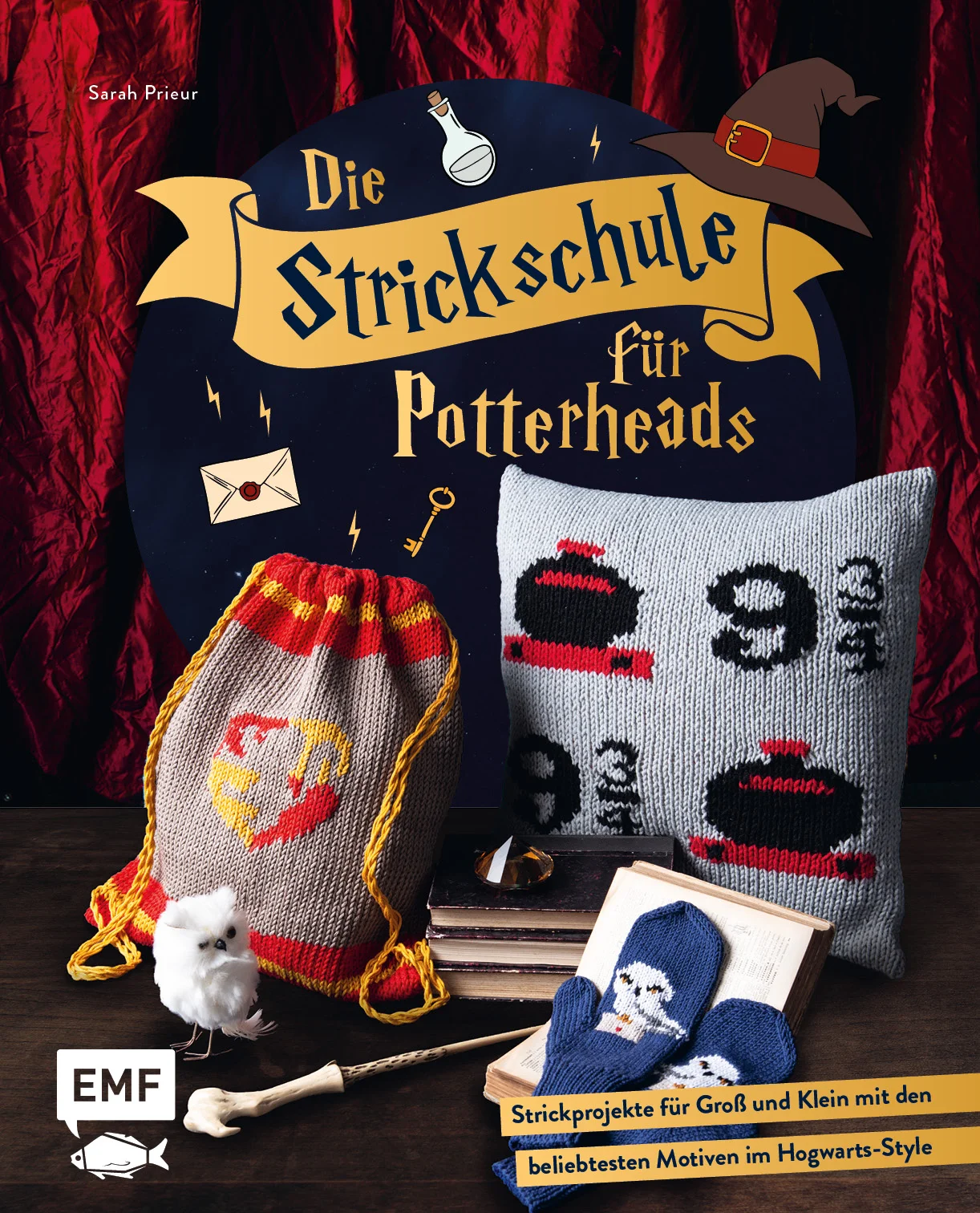 Das ultimative Strickbuch für alle Fans des bekanntesten Zauberschülers der Welt! Mit den beliebtesten Motivenaus dem magischen Universum – einfach wie von Zauberhand auf Kleidung, Taschen und Co. stricken!Dieses Buch darf auf keinen Fall in der Bibliothek einer jeden Zaubererschule fehlen! Auf eine grundlegende Einführung in die Magie des Strickens folgen Muster aus der Welt des Jungen mit der blitzförmigen Narbe. Diese können in viele verschiedene Projekte ganz nach Lust und Laune eingearbeitet werden. Stricke doch einen Pullover mit deinem Lieblingscharakter oder eine Socke, mit der du einem freundlichen Elfen die Freiheit schenken kannst!Die Motivvorlagen zu Symbolen, Charakteren und Wesen können in verschiedene Grundprojekte eingestrickt und gestickt werdenMit ausführlich bebildertem Grundlagenteil sowohl zum Strickeinstieg als auch zum Anpassen der Motive an die ProjektePullover, Mützen, Fäustlinge und mehr für die ganze Familie können von Erstklässer*innen des Strickens, aber auch von voll ausgebildeten Magiern nachgestrickt werdenBeweise  deine Hauszugehörigkeit mit einem Wappen, deine Sportleidenschaft mit dem schnellsten Besen der Welt oder wahre Freundschaft indem du das magische Trio und andere Persönlichkeiten strickstWer träumt nicht von seinem rot versiegelten Brief mit dem Hinweis, dass man in die großartige Schule für Hexerei und Zauberei aufgenommen wird! Betrachte dieses Buch als deine persönliche EInladung, die magische Welt des jungen Zauberers zu betreten; voller Schneeeulen, geflügelter Goldbälle, magischer Wesen und natürlich den beliebtesten und auch gefürchtetsten Zauberern aller Zeiten. Schnapp dir deine beiden Zauberstäbe und leg los!