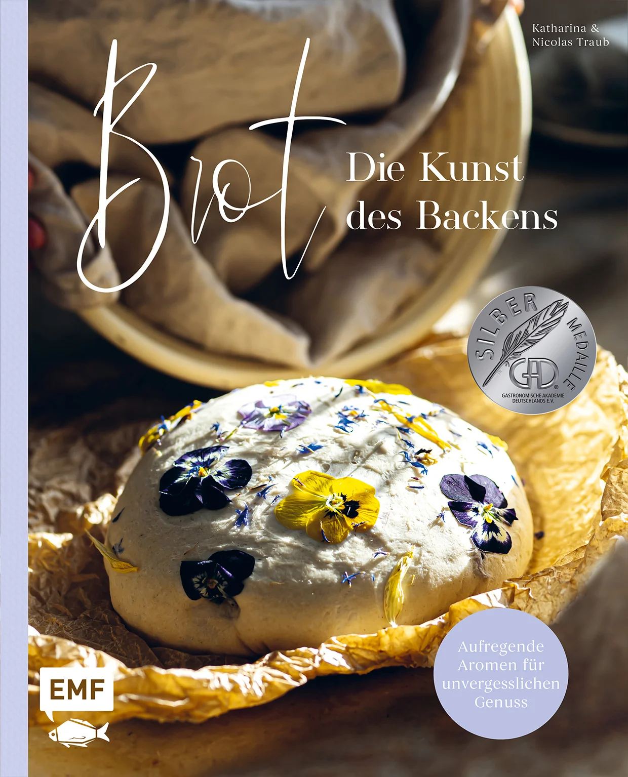 Brotbacken – eine Kunst für sich! Wer träumt nicht davon, dass der Duft von frischem, krossem Brot durch die Wohnung strömt? Aber selber backen? Mit diesem praktischen Backbuch ist das kein Problem mehr und die knusprige Kruste gelingt wie von selbst. In ihrem neuen Buch zeigt Katharina Traub, wie man auch zu Hause ganz besondere Backwerke kreieren kann. Brote mit ausgefallenen Formen, außergewöhnlichen Zutaten und aufregenden Aromen – hier wird jede*r zu einem Künstler/einer Künstlerin in der Backstube.Hier erwarten Sie: 50 abwechslungsreiche Rezepte, die den Gang zur Bäckerei überflüssig machenAufregende Aromen und ein unvergleichliches Geschmackserlebnis inkl. stimmungsvoller FotografienAusführlicher Grundlagenteil und hilfreiche Tipps und Tricks für Hobbybäcker*innenOb Kornblumenknoten, Walnuss-Birnen-Fougasse, Paprika-Chili-Brot oder Cassis-Lavendel-Baguette: Solche Backwerke haben Sie vermutlich noch nie gegessen, geschweige denn selbst gezaubert! So wird die heimische Küche zur Meisterbäckerei!