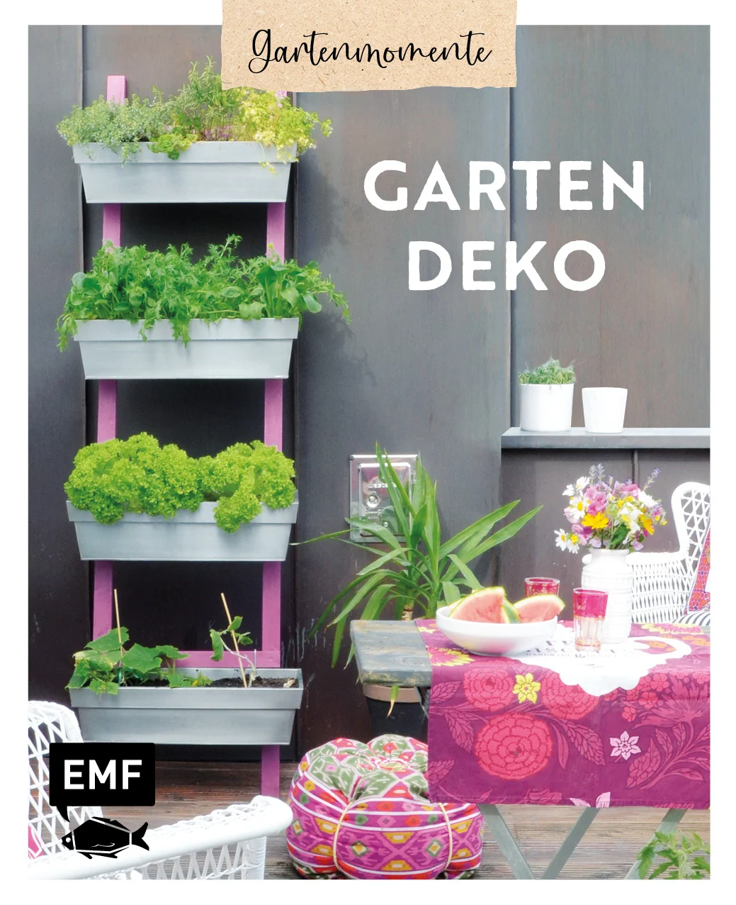 Wunderschöne Deko für draußen Schritt für Schritt selbermachen: So gibt du deinem Balkon oder Garten das gewisse Etwas!Dieses Buch hält eine große Bandbreite an dekorativen und zugleich nützlichen DIY-Ideen für draußen bereit. Wie wäre es zum Beispiel mit einem hübschen Outdoorteppich als besonderer Blickfang oder festlichen Girlanden für die nächste Grillfeier? Zudem gibt es eine Vielzahl an Ideen für dekorative Futterstellen, Nistplätze und Co., die für mehr Artenvielfalt sorgen.Dekorative und nützliche DIY-Ideen für draußen zum Selbermachen23 Projekte für Garten, Terrasse und BalkonSchritt für Schritt zu Vogelhaus, Paletten-Bank, Feuerschale und Co.Ein Must-Have für alle Deko-Fans mit grünem Daumen!Alle Anleitungen sind Schritt für Schritt erklärt und einfach umzusetzen. So lässt sich aus Holz, Stoff, Beton, Naturmaterialien und Co. ruck zuck etwas ganz Besonderes für den Garten zaubern. Du bist noch auf der Suche nach einem Geschenk für eine*n Gartenbesitzer*in? Hier ist sicher etwas passendes zum Selbermachen dabei!