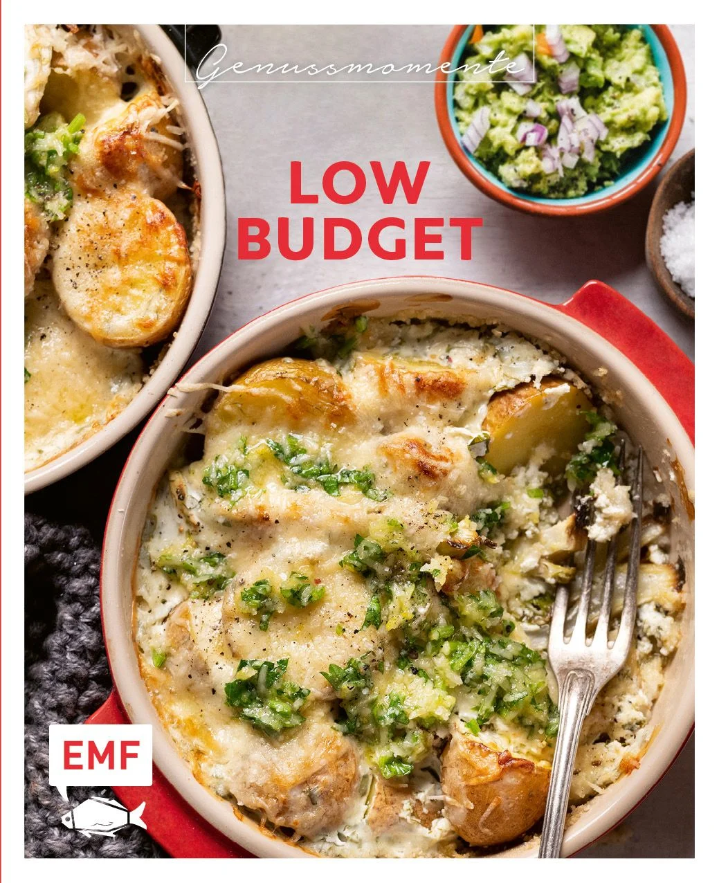 Spar dich reich!Trotz steigender Preise lecker und günstig kochen? Kein Problem! Genussmomente: Kochen Low Budget hilft dir dabei! Hier findest du einfache und preiswerte Gerichte aus wenigen Zutaten, ohne Schnickschnack, dafür mit viel Geschmack! 25 abwechslungsreiche Rezepte für günstige Eintöpfe, Ofen- und Pfannengerichte, Snacks und mehr.Tipps und Tricks für deinen optimierten Einkaufszettel, Resteverwertung und Vorratshaltung Handliches Format und modernes Design zum unschlagbaren Preis Preisbewusst einkaufen und kochen kann so einfach sein. Die übersichtliche Zutatenlisten schonen nicht nur deinen Geldbeutel, sondern lassen sich auch je nach Jahreszeit und aktuellen Angeboten abwandeln. Egal ob Hackbällchenauflauf mit Kartoffeln oder Shakshuka - mit diesem Band der Genussmomente-Reihe gibt es an der Supermarktkasse kein böses Erwachen! 