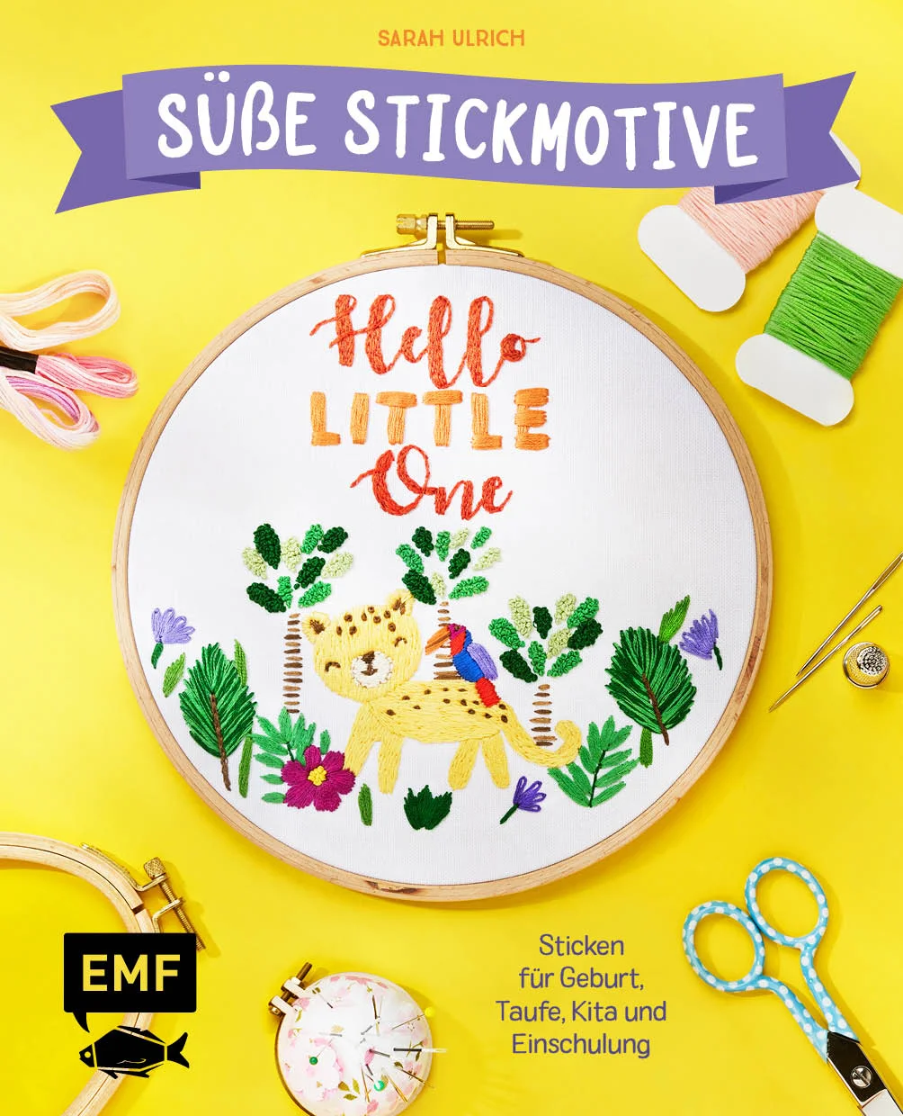 Sticken für die KleinstenZauberhafte und individuelle Geschenke kreieren ganz ohne Maschinen oder aufwändige Materialien – nur mit einer Sticknadel, ein paar farbiger Döckchen Stickgarn, einem Stickrahmen und etwas Zeit! So entstehen von Hand bestickte Dekoelemente und Accessoires für jeden Anlass im Leben eines (Klein)Kindes. In Hello Little One finden sich niedliche Stick-Projekte für Geburt, Taufe, Kinderzimmer, Kita und Einschulung dazu gibt es alles, was man braucht, um einzigartige und personalisierte Geschenke für die Lieben zu sticken.Für jeden Anlass: Egal, ob Geburtsgeschenk für ein Baby oder personalisiertes Geschenk für die Einschulung, da ist für jeden Geschmack etwas dabei.Vorlagen: 15 zauberhafte Designs, die im Buch und als Download zur Verfügung stehen.Zeitlose Erinnerungen: Handgestickte Dekoelemente und Accessoires schaffen bleibende Erinnerungen, die Generationen überdauern können.Kostenersparnis: Statt teure Geschenke zu kaufen, können unbezahlbare einzigartige Geschenke entstehen.Für alle: sowohl für Anfänger*innen als auch für erfahrene Handstickfans geeignetDie Schritt-für-Schritt-Anleitungen sind einfach zu verstehen und werden von zahlreichen Bildern begleitet, die helfen, jedes Detail perfekt umzusetzen. Egal, ob Handstick-Enthusiast oder gerade erst anfangen, Hello Little One ist die perfekte Wahl, um die eigene Kreativität zu entfalten und personalisierte Geschenke wie ein gesticktes Ultraschallbild, den personalisierten Stickrahmen zur Geburt mit Namen, Länge und Gewicht oder den Turnbeutel mit Kindergartenbild zu gestalten.