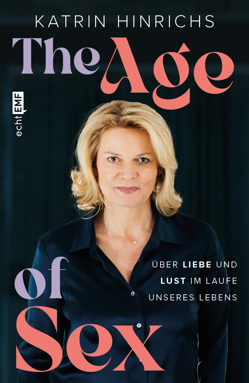 Was geht ab in Deutschlands Betten?Frust oder Freude, Spielwiese oder Kuschelzone – oder doch nur noch schlafen? In ihrer Praxis berät die klinische Sexologin Katrin Hinrichs täglich Menschen, die den Spaß am Sex verloren haben. Das Erstaunliche dabei: Die Geschichten über Unlust, Langeweile und Enttäuschung ähneln sich je nach Alter: Teenager sind hilflos, weil ihr Sex nicht so ist wie im Porno. Junge Menschen geben im Beruf Vollgas und spüren vor lauter Stress keine Lust mehr. In der Familienphase fehlt die Zeit, die Menopause killt die Lust und im Alter spielt der Körper nicht mehr mit? Katrin Hinrichs kennt nicht nur alle Nöte, sie weiß auch, mit welchen Methoden man ein richtig erfülltes Sexleben entwickeln kann.Ob in den Zwanzigern, Fünfzigern oder im hohen Alter: Obwohl unser aller Sexleben individuell ist, wird es maßgeblich durch die Umstände geprägt: Stress im Beruf, ein fordernder Familienalltag oder hormonelle Veränderungen – über alle Lebensphasen hinweg lassen sich Muster erkennen, die sich in Lust oder Unlust, in körperlichen oder seelischen Phänomenen jedes Einzelnen widerspiegeln.Jedes Alter hat seine eigenen Herausforderungen für ein erfülltes Liebesleben, und die wenigsten haben gelernt, aktiv dafür sorgen. Schöner Sex läuft aber nicht immer von alleine! Katrin Hinrichs führt mit Wissen, Erfahrung und ihrer erfolgreichen Therapiemethode Approach Sexocorporel Paare und Einzelpersonen zu einem befriedigenden, glücklich machenden und lustvollen Sexleben.So anschaulich wie unterhaltsam schildert die erfahrene Sexologin, warum es sich lohnt, sich aktiv um sein Sexleben zu kümmern – denn das hat Auswirkungen auf alle Bereiche des Lebens.