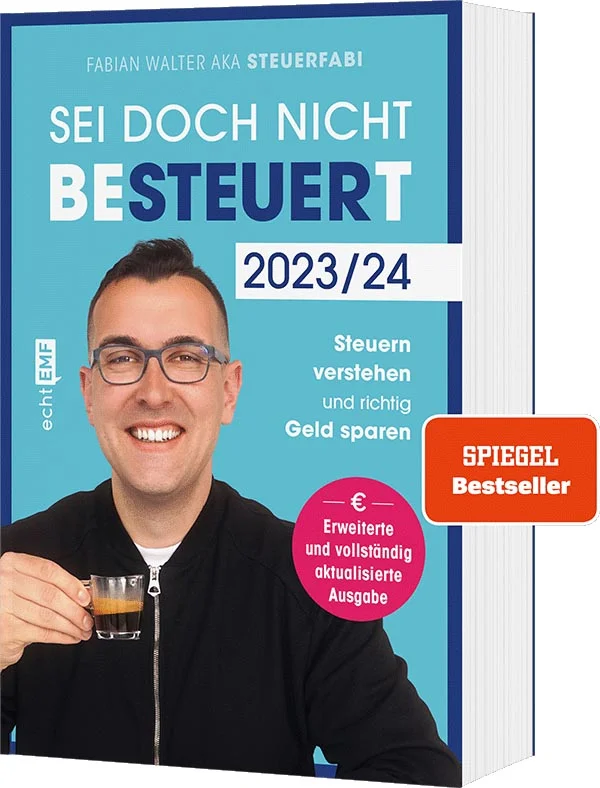 Für die Steuererklärung 2023Außergewöhnliche Belastungen, Werbungskosten oder Ehegattensplitting – das Steuersystem in Deutschland ist weltweit eines der kompliziertesten. Hinzu kommt, dass man sich Steuer-Know-how mühsam selbst beibringen muss. Fakt ist: Wirklichen Durchblick haben die wenigsten. Dabei zahlen wir, egal ob Arbeitnehmer*in oder Selbstständige*r, Jahr für Jahr eine Menge Steuern.Steuerexperte Fabian Walter bringt Licht ins Dunkel des Steueruniversums: Wie erstelle ich die perfekte Steuererklärung? Was kann ich von der Steuer absetzen? Wie kann ich – von Eigenheim über Geldanlage bis hin zur Altersvorsorge – meine Finanzen steuerlich optimieren?Für die neue Ausgabe wurden alle Zahlen, Daten und Fakten auf den neusten Stand fürs Steuerjahr 2023/24 gebracht. Hinzugekommen sind zudem größere Änderungen und Neuerungen im Steuerrecht:Fakten und Anwendungskriterien zur InflationsausgleichsprämieNeue Regelungen zur PhotovoltaikanlageNeue Regelungen zum Plattformen-SteuertransparenzgesetzDetailliertes Fachwissen zur Versteuerung von KapitalvermögenEine praktische Übersicht aller Pauschalen und FreibeträgeMit seiner aktuellen Ausgabe beweist Fabian Walter ein weiteres Mal, dass sich trockene Steuermaterie auch lebendig vermitteln lässt. Bekannt als Steuerfabi gibt er auf TikTok lohnenswerte Steuertipps und spannendes Insiderwissen zum Besten: Ob es sich auszahlt, mit der Freundin einen Mietvertrag abzuschließen, was man beim Aktienverkauf beachten muss und warum es keine Katzensteuer gibt – keine Frage bleibt offen und schlussendlich kennt man den Mantelbogen so gut wie seine eigene Westentasche.  „Sei doch nicht besteuert“ ist das perfekte Buch für alle, die sich jedes Jahr um die Steuererklärung drücken, nicht wissen, was sie eigentlich alles absetzen können und das Gefühl haben, dass sie einfach viel zu viel an den Fiskus zahlen.