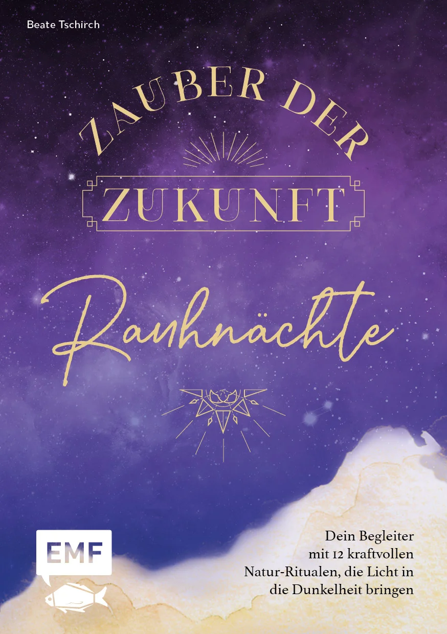 Magische Rauhnächte, wertvolle Zeit!Unschätzbar magisch warten nach den Weihnachtsfeiertagen die Rauhnächte darauf, von dir begangen zu werden. Denn in dieser wundervollen und geheimnisvollen Zeit sähst du Tag für Tag und damit Monat für Monat den Samen für ein neues, lichtvolles Jahr voller kraftvoller Ideen, Visionen, Vorhaben und Pläne.Mit diesem praxiserprobten Ratgeber bist du sorglos begleitet durch diese Zeit:-       Entdecke alles Wissenswerte rund um Rauhnacht, Sperrnächte, Wintersonnenwende, Jahreskreis, Räuchern und Co., leicht verständlich und alltagsnah erklärt und in die heutige Zeit übertragen-       Immerwährender Jahresbegleiter: Lass dich durch alle 12 Rauhnächte begleiten: jeweils ein wundervolles Ritual, spannendes Naturwissen, die Affirmation des Tages und mehr erwarten dich-       Mit Tagebuch-Teil: Halte Tag für Tag deine Gedanken, Träume und Visionen fest, zum immer wieder Nachschauen und Zurückerinnern Nutze auch du die Kraft der Rauhnächte für dein Leben, verbinde dich mit deinem wahren Selbst und lebe ein Leben im tiefen Einklang mit Mutter Natur, dem Wissen unserer Ahnen und kraftvollen Ritualen für deine Seele.