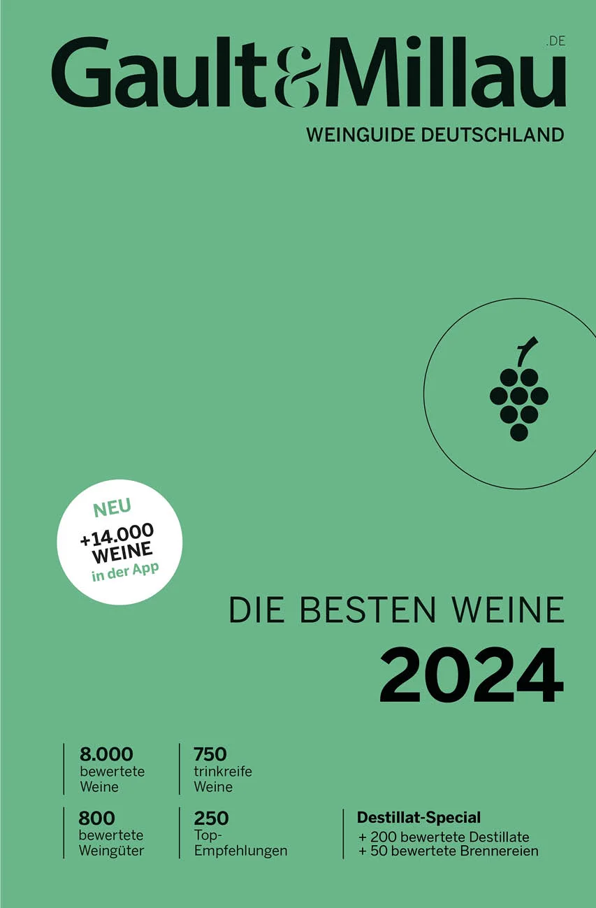 Dieser Guide führt Sie kompetent und genussvoll zu den besten Gütern des Landes. Ob Newcomer, Wiedererstarkte oder Ikonen – jeder Betrieb von Bedeutung findet sich in diesem Standardwerk.Es ist ein Wegweiser mit Substanz: Wir haben für Sie mehr als 6.000 Weine verkostet und bewertet – vom Basiswein bis zum Großen Wein. Und einmal mehr bestätigt das Gault&Millau-Expertenteam, wie herausragend die Qualitäten der deutschen Weine sind – in allen Kategorien!Lassen Sie sich von uns durch diese großartige Weinwelt begleiten und finden Sie zielsicher zu Ihrem Lieblingswein(gut). 250 Top-Empfehlungen deutscher Qualitätsweine6000 verkostete Proben und 650 verschiedene WeingüterSpirituosen-SpecialInklusive Zugangscode zu 20.000 Weinen und 1.300 Weingütern digital in der Gault&Millau App Wertvolle Entdeckungen, schöne Überraschungen und Weine „für die Ewigkeit“, die man noch ein paar Jahre im Keller reifen lässt –  „Die besten Weine Deutschlands“ zeigt nicht nur die Qualität, sondern auch die Diversität des deutschen Weines und ist ein unverzichtbares Standardwerk für alle Genießer*innen.