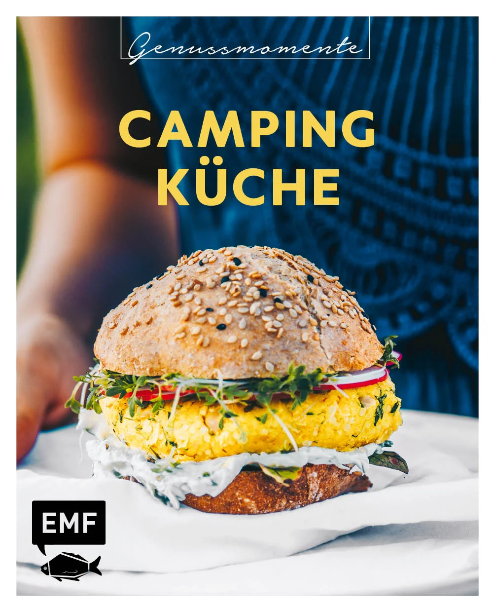 Der Campingplatz ruft! Outdoor-Urlaub ist nicht nur aufregend, sondern auch vielseitig. Egal, ob im gut ausgestatteten Wohnmobil, mit dem Zelt durch die Wildnis oder auf der Fahrt mit dem Van ins Blaue, nahrhafte und vor allem unkomplizierte Rezepte sind ein Must-Have für jedes Abenteuer. 25 geniale Rezepte für dein nächstes Camping-Abenteuer: Frühstück & Süßes, Snacks und Salate bis hin zu Grill- oder One-Pot-GerichtenMit nützlichen Tipps und Tricks für die richtige Ausrüstung, Packliste für deine Outdoor-Küche und Warenkunde Modernes Design im handlichen Format zum Hammer-Preis Unkomplizierte Gerichte, perfekt für den Campingplatz oder den Van. Von süßen Kleinigkeiten und Snacks wie Energy Balls und Olivenbrot aus der Pfanne bis hin zu warmen Gerichten für den Grill und Gaskocher, wie Schnelle Paella und One-Pan-Pizza mit Birne und Mozzarella. So geht Genuss unterwegs. 