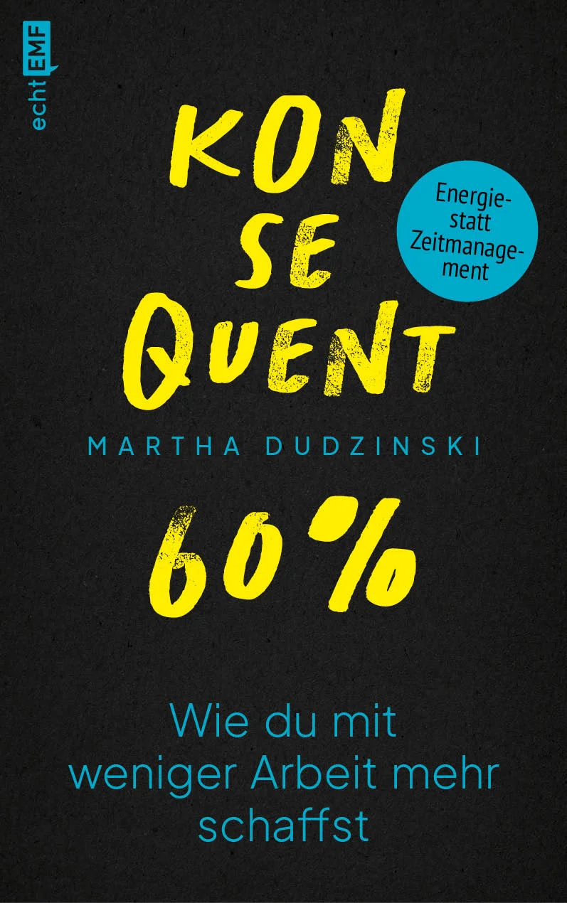 Egal wie sehr wir uns anstrengen und ackern, es ist doch nie genug. Mehr Calls und digitale Events, die eigentliche Arbeit erledigen wir zwischendrin und die Mailflut am Abend. Die Freude am Job ist nur eine vage Erinnerung, stattdessen organisieren wir uns noch besser, arbeiten noch effektiver, fokussieren uns noch mehr. Noch, noch, noch … aus dem Dauerstress kommen wir nicht raus.Martha Dudzinski hat selbst lange perfekt funktioniert, bis es irgendwann einfach nicht mehr ging. Die Energie war aufgebraucht, die Kraft war weg. Höchste Zeit für die Geschäftsführerin, sich ihre Art zu arbeiten genau anzuschauen. Wie priorisiere ich? Was macht mir Freude, was raubt mir Kraft? Und wo setzen mich äußere Strukturen enorm unter Druck? Althergebrachte Leistungsmuster helfen uns längst nicht mehr: Delegieren, priorisieren? An wen denn? Aber wenn wir erst einmal verstehen, warum die Eisenhower-Matrix nicht für uns funktioniert, können wir unsere Art zu arbeiten verändern, sodass sie zu unseren Lebensumständen passt: Sinnvolles Energiemanagement und Methoden, die uns als Mensch in den Blick nehmen und nicht nur die höchste Leistung. So erreichen wir mit 60 Prozent Einsatz ein 100-Prozent-Ergebnis. Denn Produktivität und Erfolg sind auch ohne Dauerstress möglich. Statt Überforderung kehrt die Freude am Job zurück – und bleibt!In ihrem Buch entlarvt Martha Dudzinski die Strukturen der Arbeitswelt, die uns antreiben bis zum Umfallen. Und sie zeigt, wie wir mit sinnvollem Energiemanagement und klugen Entscheidungen zu einem 100-Prozent-Ergebnis kommen, auch wenn wir nur 60 Prozent Einsatz geben.Martha Dudzinski nimmt kein Blatt vor den Mund: Ihre Abrechnung mit überholten Produktivitätsmethoden ist klug, kritisch und unfassbar erhellend für alle, die Arbeit nicht als ihren alleinigen Lebenszweck sehen.- Annahita Esmailzadeh, Managerin bei Microsoft Ich wünschte, ich hätte keinen Brain Fog und könnte Marthas Buch lesen.- Margarete Stokowski, Long Covid seit Januar 2022 Das Buch für alle, die weniger arbeiten wollen. Oder weniger arbeiten sollten. Oder weniger arbeiten müssen. Und für alle anderen auch.- Anne-Kathrin Gerstlauer, JournalistinEine Anleitung zum Erfolg. Aber mit Anti-Burnout-Helm und Ciao-Perfektionismus-Schutz.- Merve Kayikci, Journalistin und ModeratorinEin praktischer Zeitmanagement-Ratgeber, der genauso überraschend wie authentisch ist! Einfach nur genial!- Naomi Ryland, Unternehmerin und Autorin