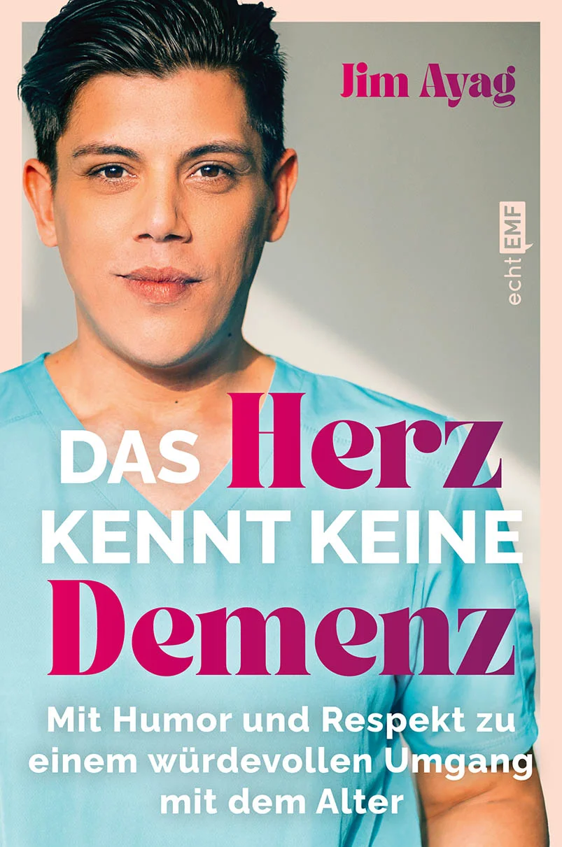 Wer interessiert sich eigentlich für die Ältesten unserer Gesellschaft, ihre Bedürfnisse, die Nöte ihrer Angehörigen? Ist in unserer Gesellschaft Raum für Menschen, die kein Handy mehr bedienen können, das Internet nicht verstehen oder den Weg nach Hause nicht mehr finden? Und wie ist unser Gesundheitssystem auf die 1,8 Millionen Betroffenen eingestellt, die über kurz oder lang hilfsbedürftig sein werden?TikTok-Star Jim Ayag ist Altenpfleger, und er sagt: So geht es nicht weiter! In seinen witzigen Videos zeigt er, was auf uns zukommt, wenn eines Tages der Kopf nicht mehr kann. Einfühlsam, mit dem Herz auf dem rechten Fleck und fachkundig erzählt er in seinem ersten Buch, was die alten, die dementen Menschen brauchen – und plädiert für ein neues, menschlicheres Miteinander. In berührenden Episoden berichtet er von besonderen Momenten mit seiner Lieblingsbewohnerin Frau Tippelkamp, die für alle anderen wunderbaren Menschen steht, die ihm in seinem Berufsleben begegnen. Und er zeigt, wie es trotz aller Einschränkungen möglich ist, sie wertschätzend und würdevoll zu begleiten – bis zum Schluss. 