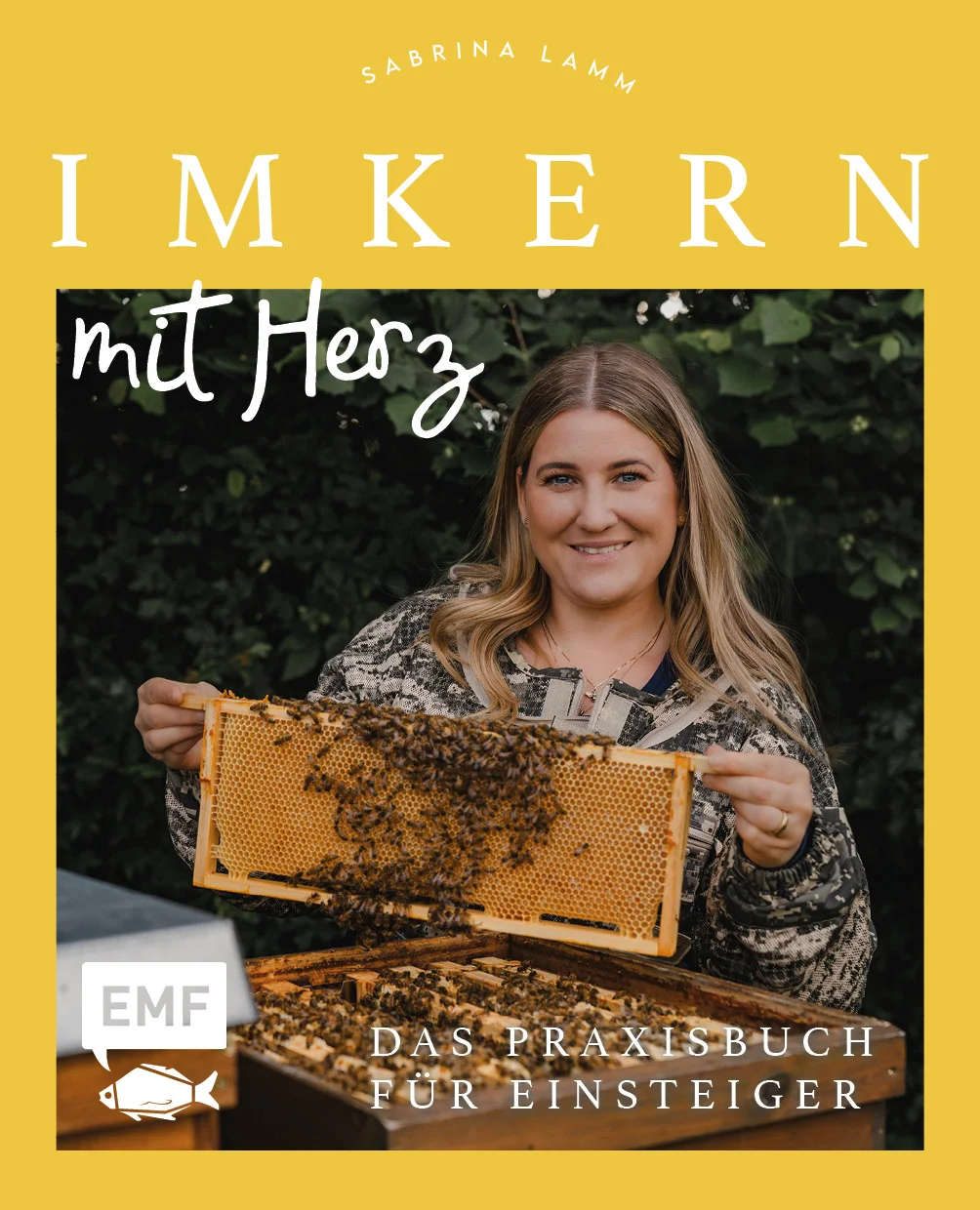 Die wundersame Welt der Bienen ganz nah! Mit Herz und Verstand zeigt die Autorin auf, wie erfüllend und vielseitig der Umgang mit Bienen sein kann – ohne jedoch die Augen vor den harten Fakten und dem nötigen Know-how zu verschließen. In ihrem praxisnahen Buch gibt die Insta-Imkerin Sabrina Lamm (@honigmanufaktur.mit.herz) Einblick in die wichtigsten Arbeiten am Bienenstock im Jahresverlauf und beantwortet alle Fragen, die Jungimker haben: Wie komme ich eigentlich an Bienen?Welches Beutemaß ist für mich das richtige? Und was zum Teufel ist ein Nassenheider?Aber auch fortgeschrittene Imker kommen auf ihre Kosten: In präzisen Exkursen teilt die Autorin ihr Profiwissen rund um Königinnenzucht, Wanderung und Honigvermarktung. Die vielen anschaulichen Fotos zeigen jeden Schritt genau auf – ideal zum Nachimkern und Ausprobieren.Moderne Bienenhaltung: Effizient, naturnah und mit FreudeDer ideale Einstieg ins Imkern: Die wichtigsten Fragen für Anfänger und Interessierte erklärt Von Schwarmvorbeugung, Volkteilung, Varroabekämpfung bis hin zur Einwinterung: Alle Tätigkeiten am Bienenstand Schritt für Schritt erläutert und reich bebildertMit praktischen Exkursseiten für die fortgeschrittene Imkerpraxis: Wissenswertes zu Honiggewinnung und -vermarktung, Standortoptimierung und Wanderung, erste Schritte Richtung BIO-Imkerei und vieles mehr