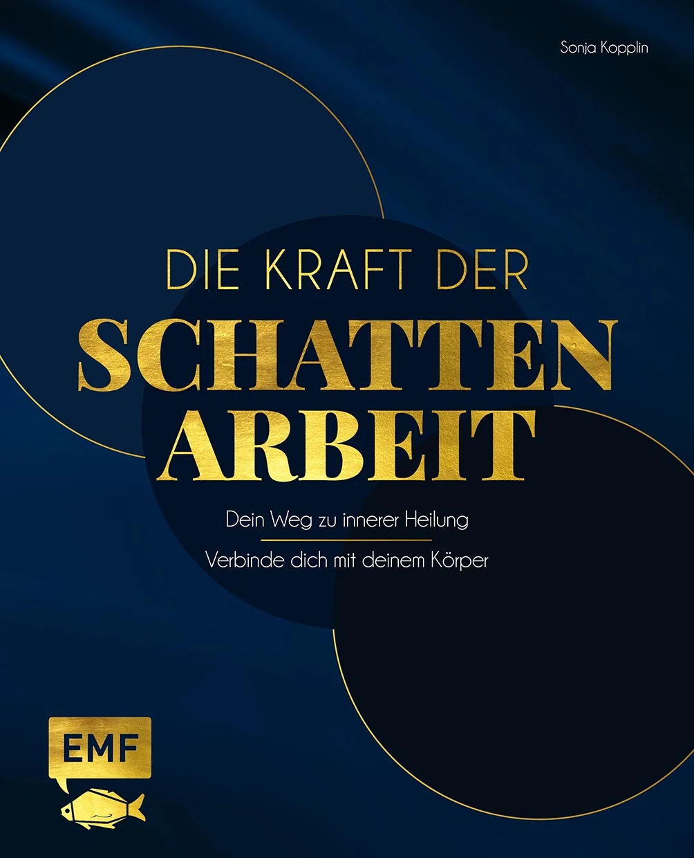 Erhelle deine Schatten und entfalte dein volles Potenzial!Die Reise in dein Inneres, zu alten Wunden, tiefen Traumata und den verborgenen Teilen deiner Selbst ist eine Herausforderung, die, wenn wir uns ihr stellen, unglaublich befreiend sein kann. Dieses Buch ist dafür da, dich auf diesem Weg der Selbsterkenntnis zu begleiten und dein inneres Kind zu heilen.Bei der Schattenarbeit steht die Beschäftigung mit den unbewussten Anteilen deiner Persönlichkeit im Fokus: den Eigenschaften, die wir bei uns ablehnen und die wir, vor uns selbst und vor anderen, verbergen möchten. Häufig haben wir bereits in unserer Kindheit gelernt, unerwünschte Emotionen wie Wut, Angst oder Scham zu unterdrücken, anstatt zu hinterfragen, woher diese kommen und sie als Teile unserer selbst anzuerkennen. Die Folge sind limitierende Glaubensätze, mangelndes Selbstwertgefühl und eine emotionale Überforderung, die unbemerkt unser Leben bestimmt.Mit hilfreichen Erklärungen, tiefgreifenden Reflexionen und praktischen Übungen zur Kraft der Schattenarbeit lernst du, dir all deine Persönlichkeitsanteile bewusst zu machen und diese als Teil von dir zu akzeptieren. Mit einem besonderen Fokus auf die Verbindung zu deinem Körper wird es dir gelingen, neue Perspektiven einzunehmen, dich von alten Wunden zu befreien und deinen eigenen Weg der Heilung zu gehen.Trau dich jetzt, deinen Schatten zu begegnen. Verbinde dich mit deinem Körper und lasse bedingungslose Selbstliebe sowie inneres Wohlbefinden in dein Leben einkehren.Verstehe deine Schatten: Ausführliche Erklärungen ermöglichen ein grundlegendes Verständnis für die Beschäftigung mit den unbewussten und verdrängten Persönlichkeitsanteilen.Finde innere Heilung: Tiefgreifende Reflexionen helfen dabei, neue Perspektiven auf das eigene Leben einzunehmen, deine Gefühle zu verstehen und sowohl die lichten als auch die dunklen Seiten deiner Selbst zu akzeptieren.Verbinde dich mit deinem Körper: Praktische Übungen dienen dazu, dich zu erden und in Kontakt zu deinem Körper zu treten, um den individuellen Heilungsprozess zu fördern.Umfangreiches Fachwissen: Sonja Kopplin ist Expertin für Hochsensibilität und verbindet in ihrer Tätigkeit als trauma-informierte Coachin ihr fundiertes Wissen im Bereich Psychologie und Körperarbeit mit spirituellen Ansätzen.