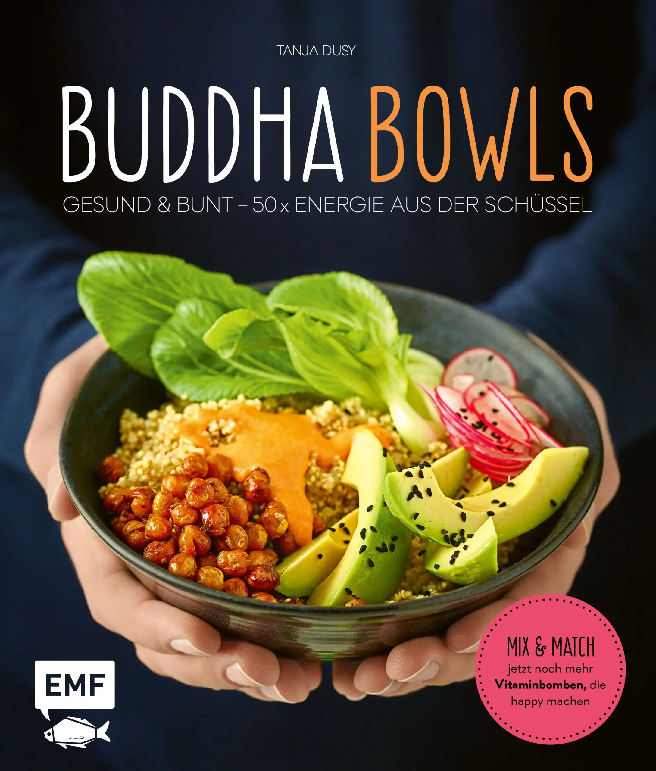 Auf den Speisekarten angesagter Lokale sind sie mittlerweile ein Muss: Buddha-Bowls machen nicht nur glücklich und zufrieden, sondern sind noch dazu richtig gesund! Die ausgewogene Zusammenstellung aus Kohlenhydrat-, Fett- und Proteinquellen versorgt den Körper mit allem, was er braucht, um Kraft zu tanken. In „Buddha Bowls“ stellt die Bestseller-Autorin Tanja Dusy 50 Rezepte für Breakfast Bowls, schnelle Easy Bowls und raffinierte Super Bowls zusammen und gibt außerdem zahlreiche Grundrezepte an die Hand, damit das Kombinieren eigener Bowl-Kreationen im Handumdrehen gelingt. So kann jeder seine eigene Lieblingskreation schaffen und auch Vegetarier und Veganer kommen voll auf ihre Kosten! Jetzt mit noch mehr Informationen und Übersichten zum Selbermischen! Welche Komponenten machen eine Bowl wirklich gesund und in welchen Anteilen sollten sie enthalten sein?Mix & Match: Übersichtlich sortierte Zutaten machen das Selbermischen noch einfacherGesund, abwechslungsreich und superlecker